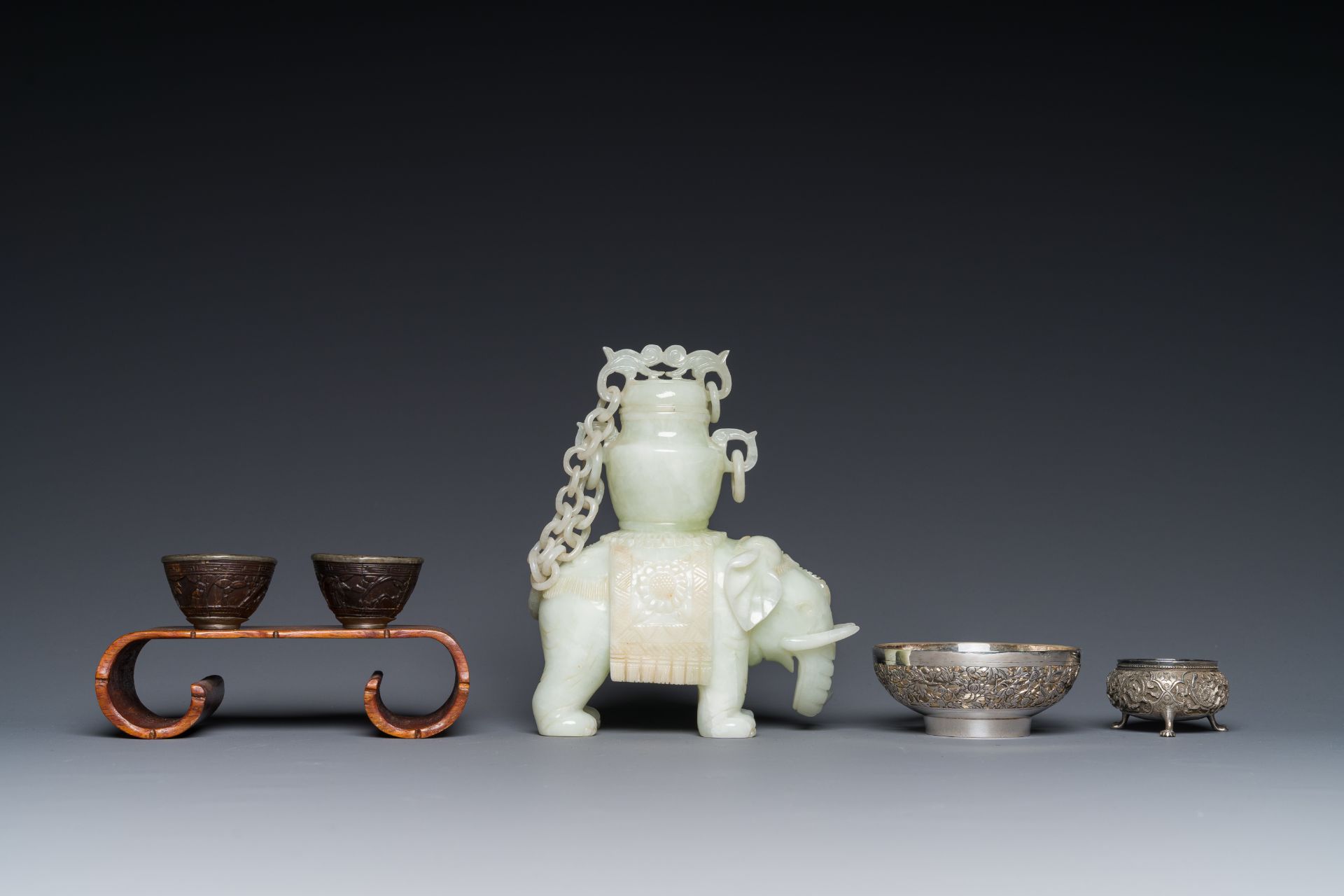 A group of six various Chinese objects, including jade and silver, 19/20th C. - Image 2 of 7
