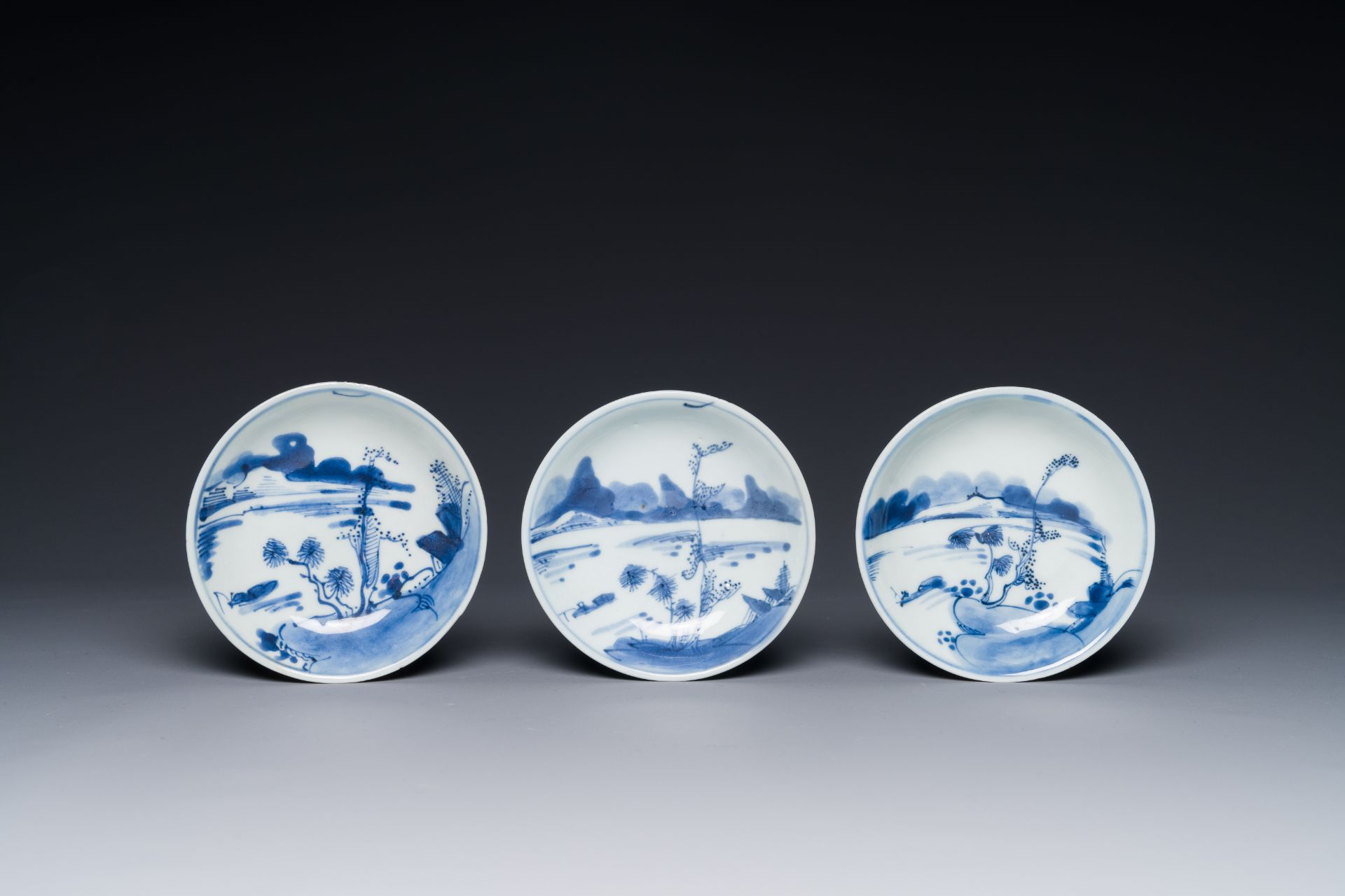 Seven Chinese blue and white cups and six saucers, Transitional period/early Kangxi - Bild 2 aus 6