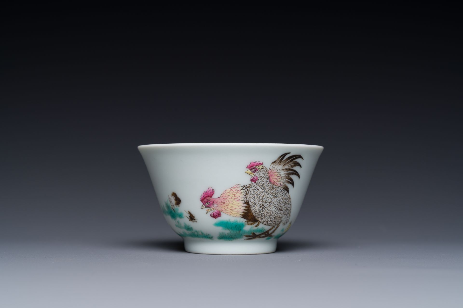 A Chinese famille rose 'chicken' cup, Yongzheng mark, 18/19th C. - Bild 2 aus 7