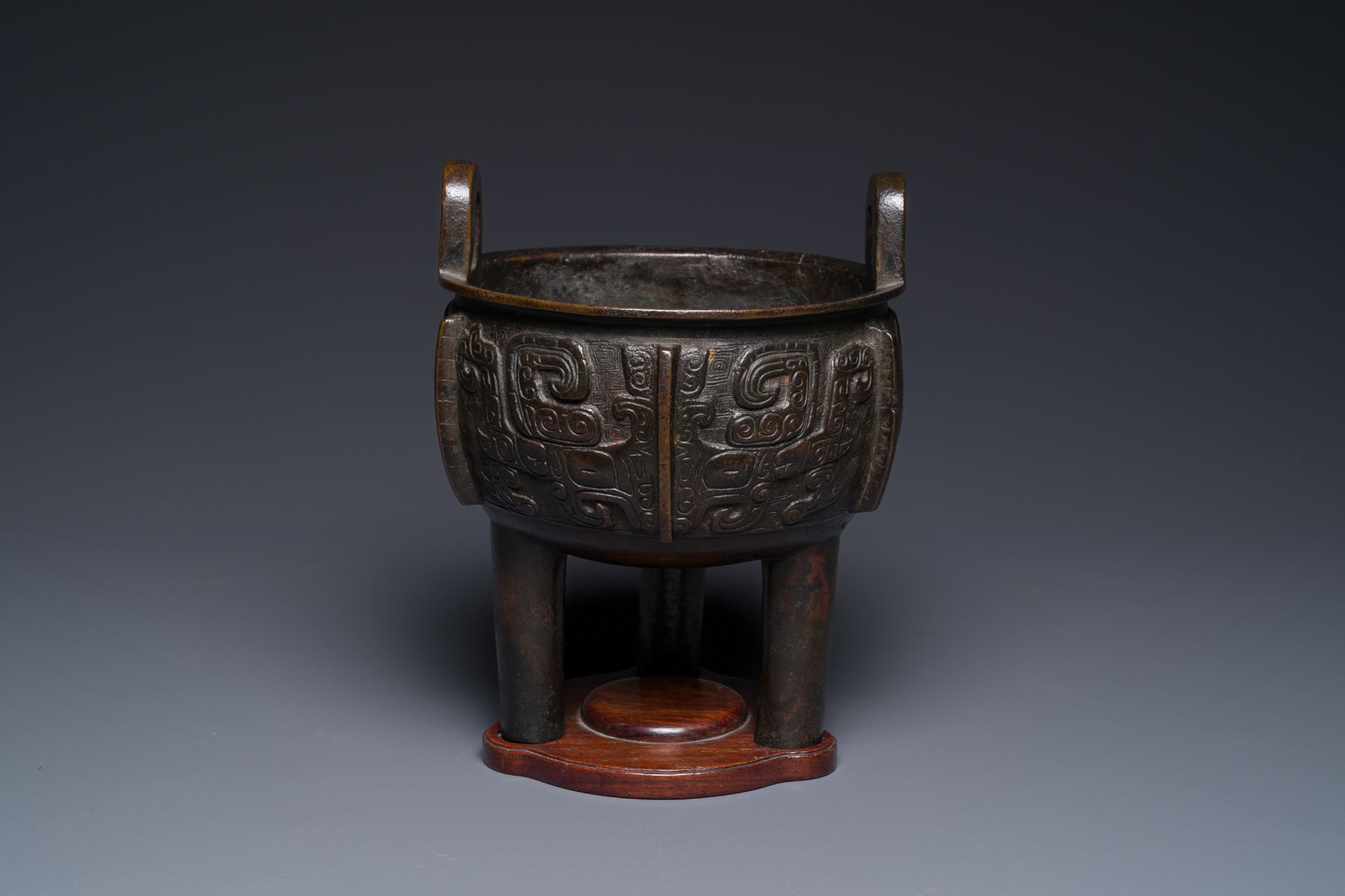 A Chinese archaistic bronze tripod censer on wooden stand, 'ding', Song/Ming - Bild 2 aus 21