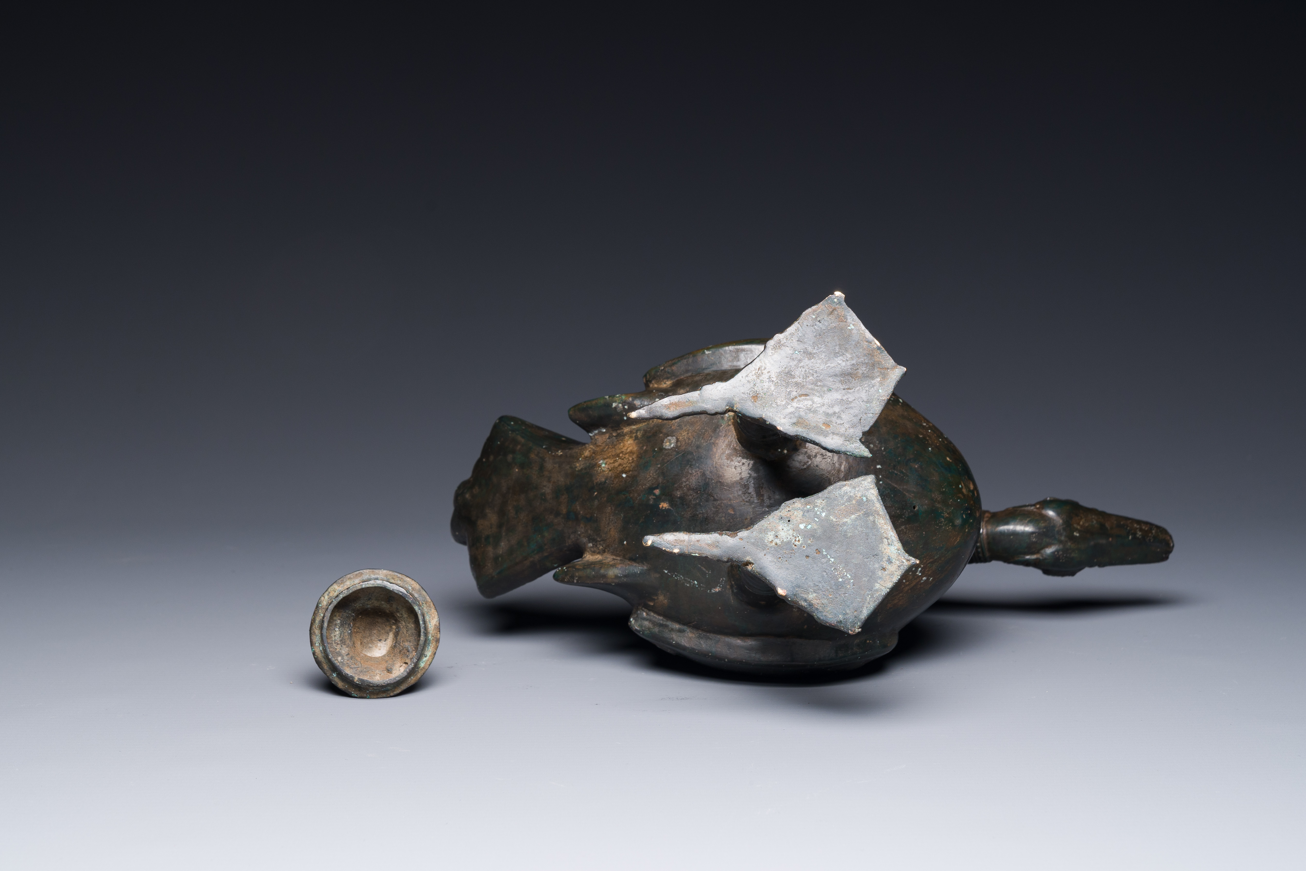 A Chinese archaistic bronze wine vessel in the form of a goose, Song - Image 21 of 21