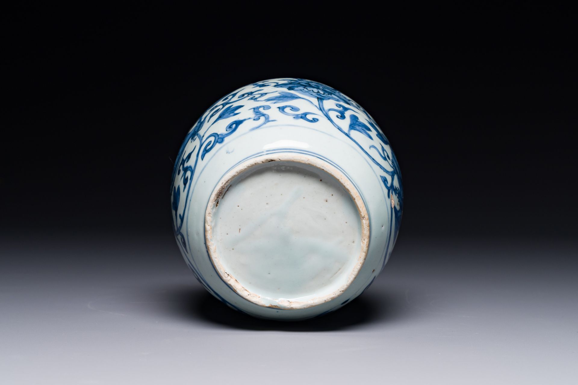 A Chinese blue and white 'Buddhist lion and lotus scroll' jar, Wanli - Bild 6 aus 6