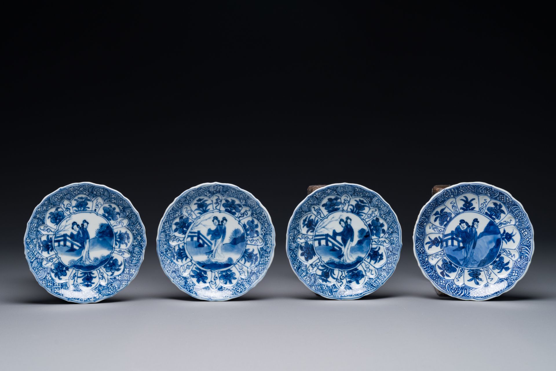 Four Chinese blue and white cups and saucers and a Chinese Imari-style shaving bowl, Kangxi Qianlong - Bild 4 aus 9