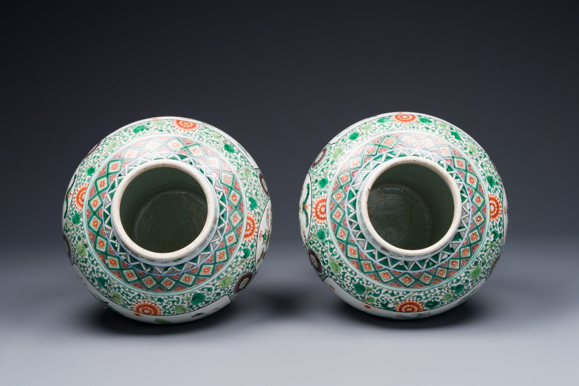 A pair of Chinese famille verte 'bird and flower' vases and covers, Kangxi mark, 19th C. - Image 7 of 8