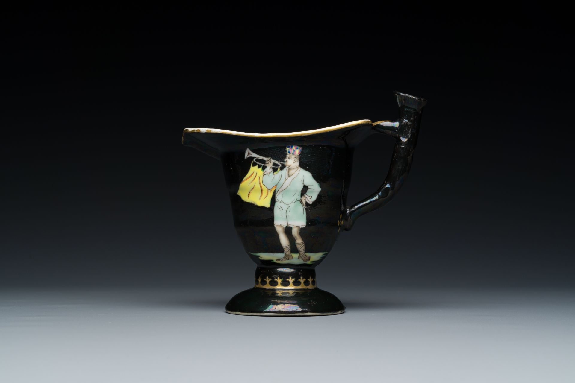 A rare Chinese black-ground enamelled ewer with Ottoman musicians, Qianlong - Bild 2 aus 17