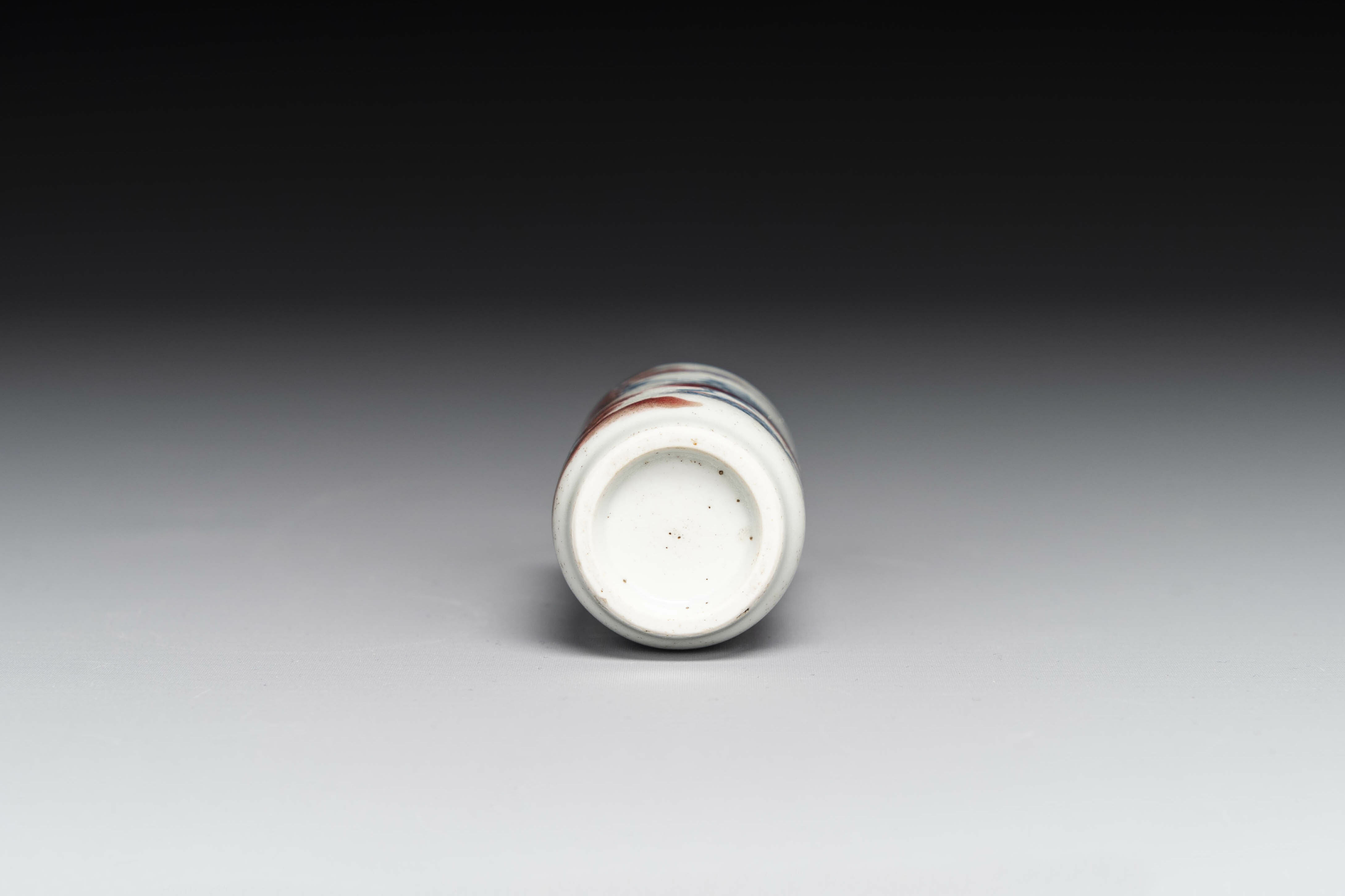 A Chinese blue, white and copper-red snuff bottle with inscription, 19th C. - Image 6 of 6