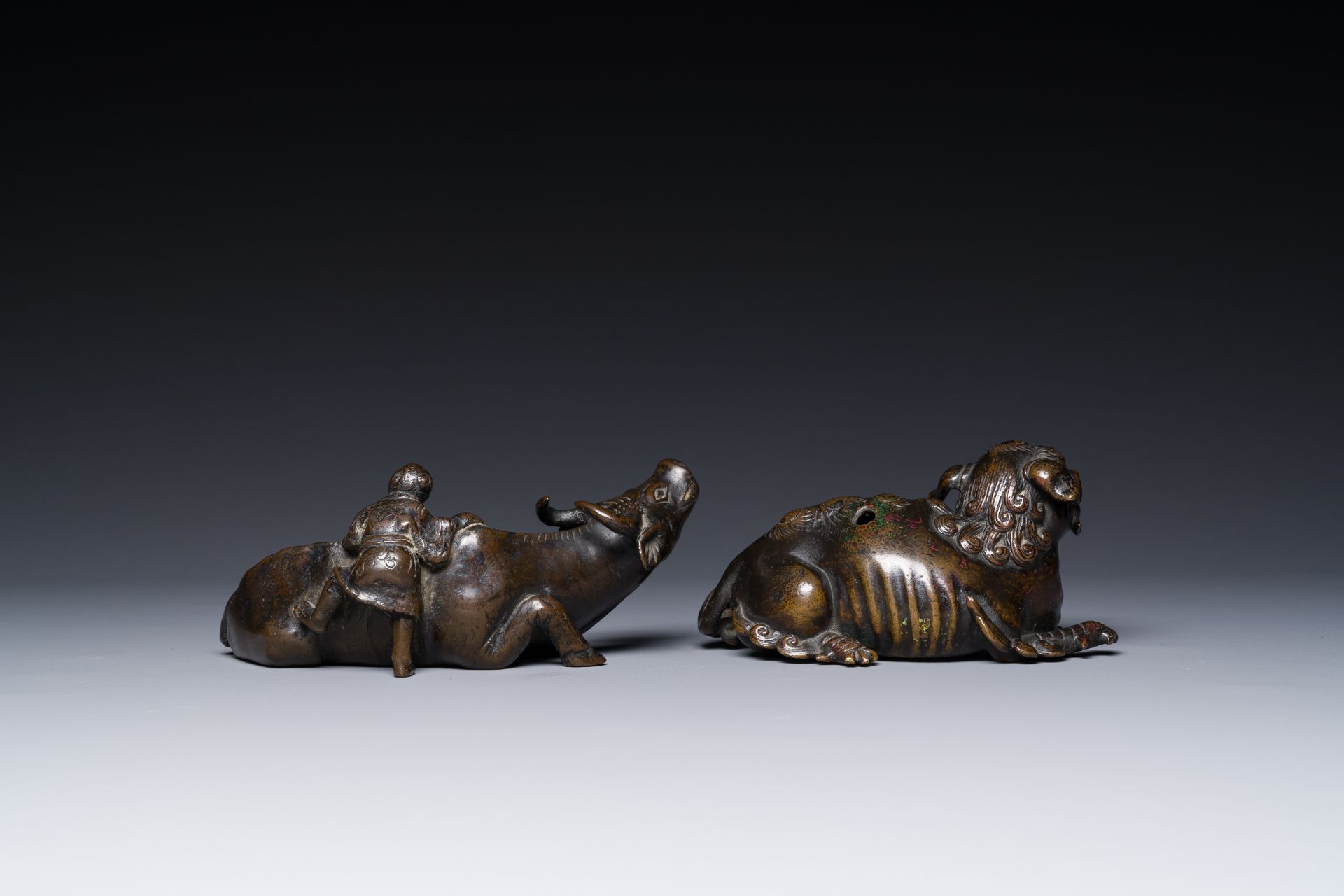 Two Chinese bronze water droppers, Ming/Qing - Bild 4 aus 7