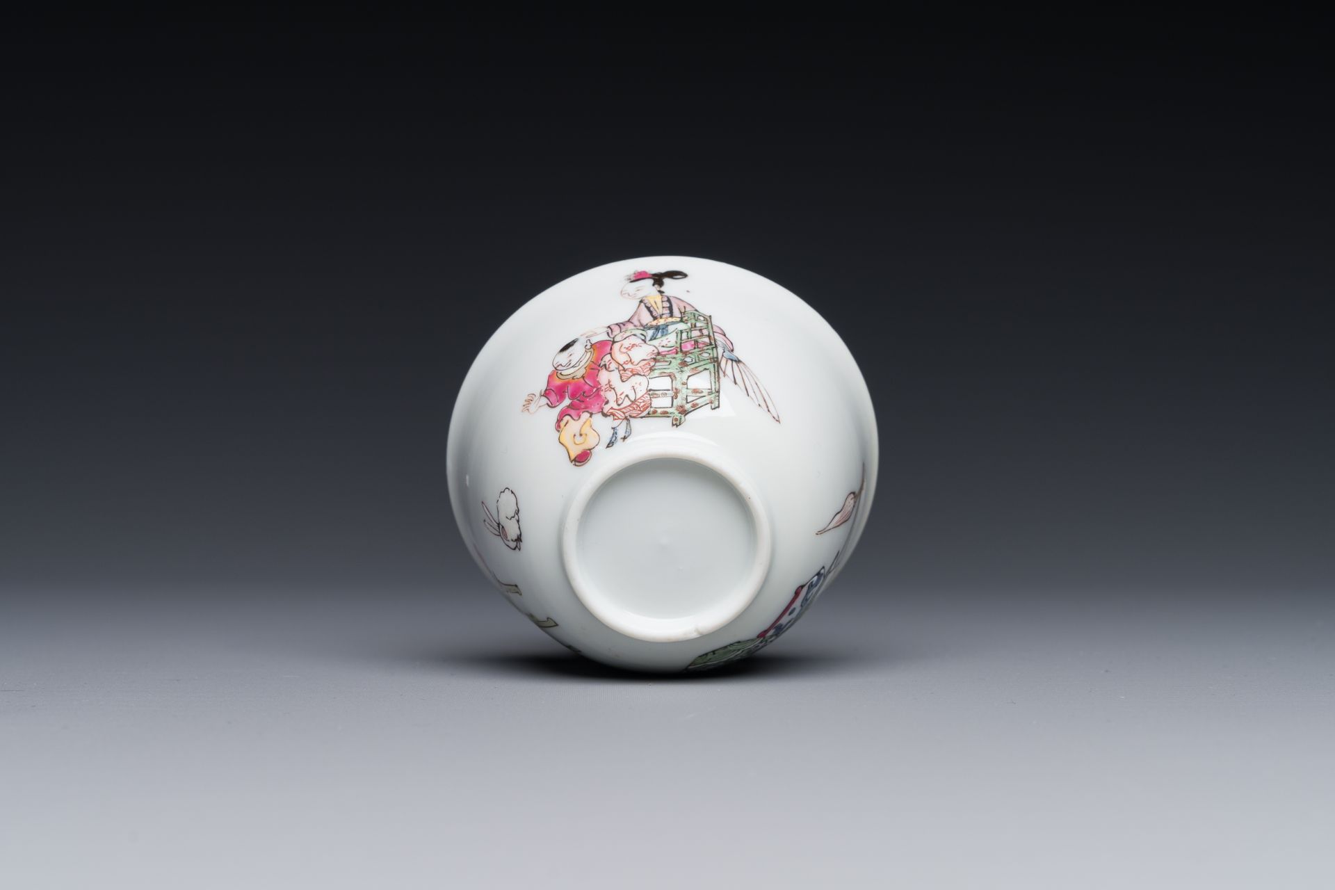 A Chinese famille rose cup and saucer with a court lady and a boy, Yongzheng - Bild 6 aus 6