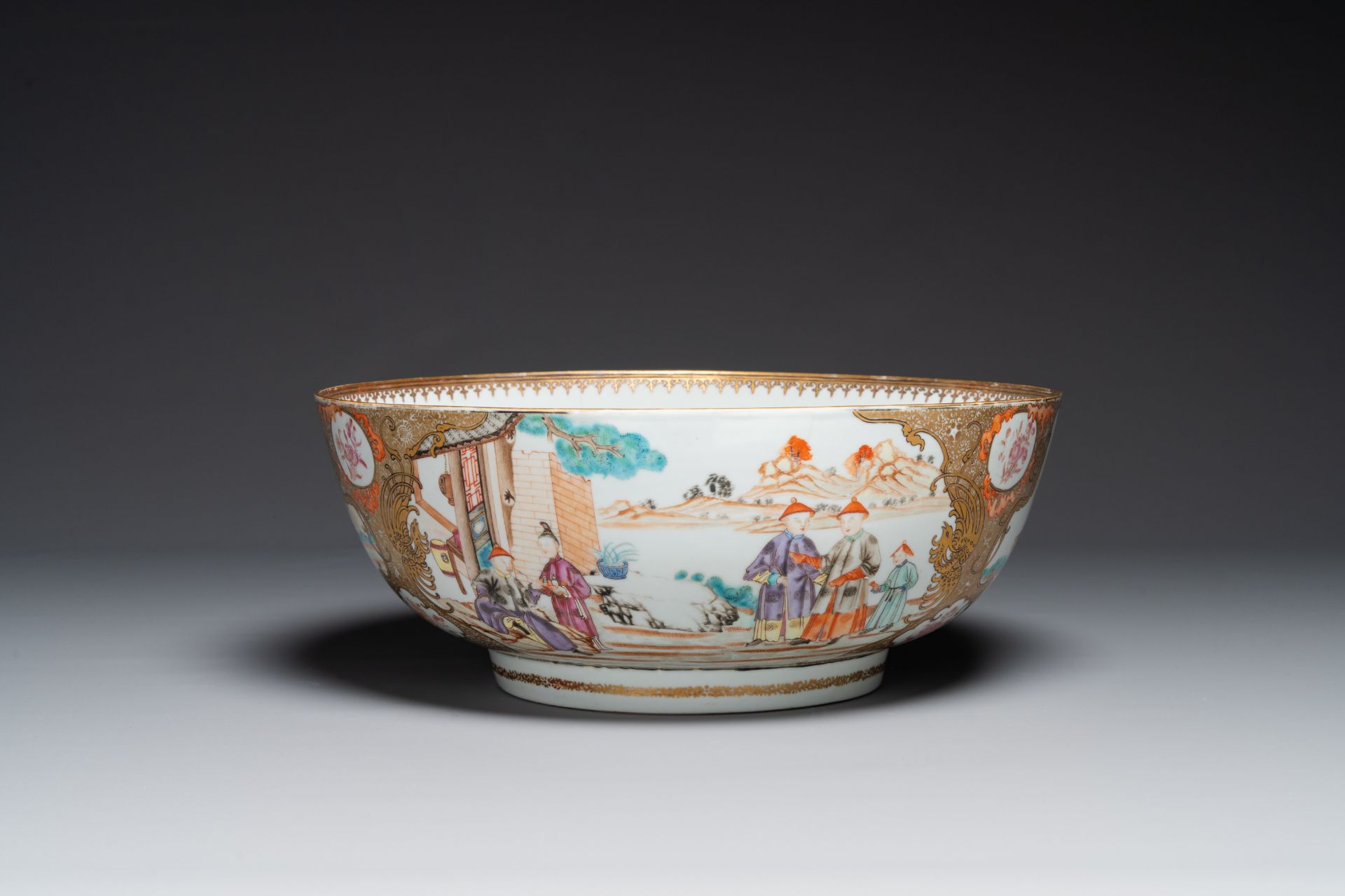 A large fine Chinese Canton famille rose 'Mandarin subject' bowl, Qianlong - Bild 3 aus 7