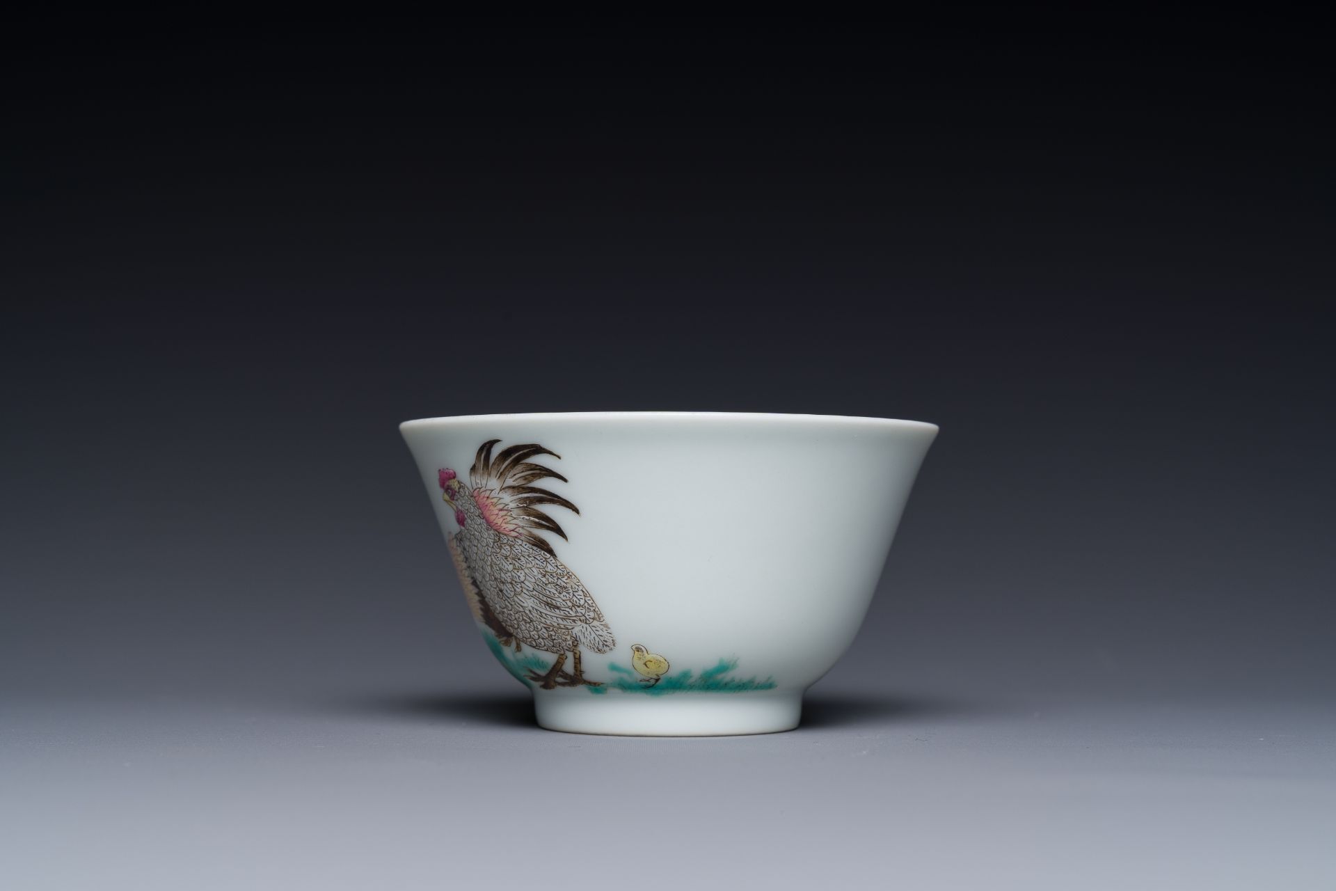 A Chinese famille rose 'chicken' cup, Yongzheng mark, 18/19th C. - Image 3 of 7