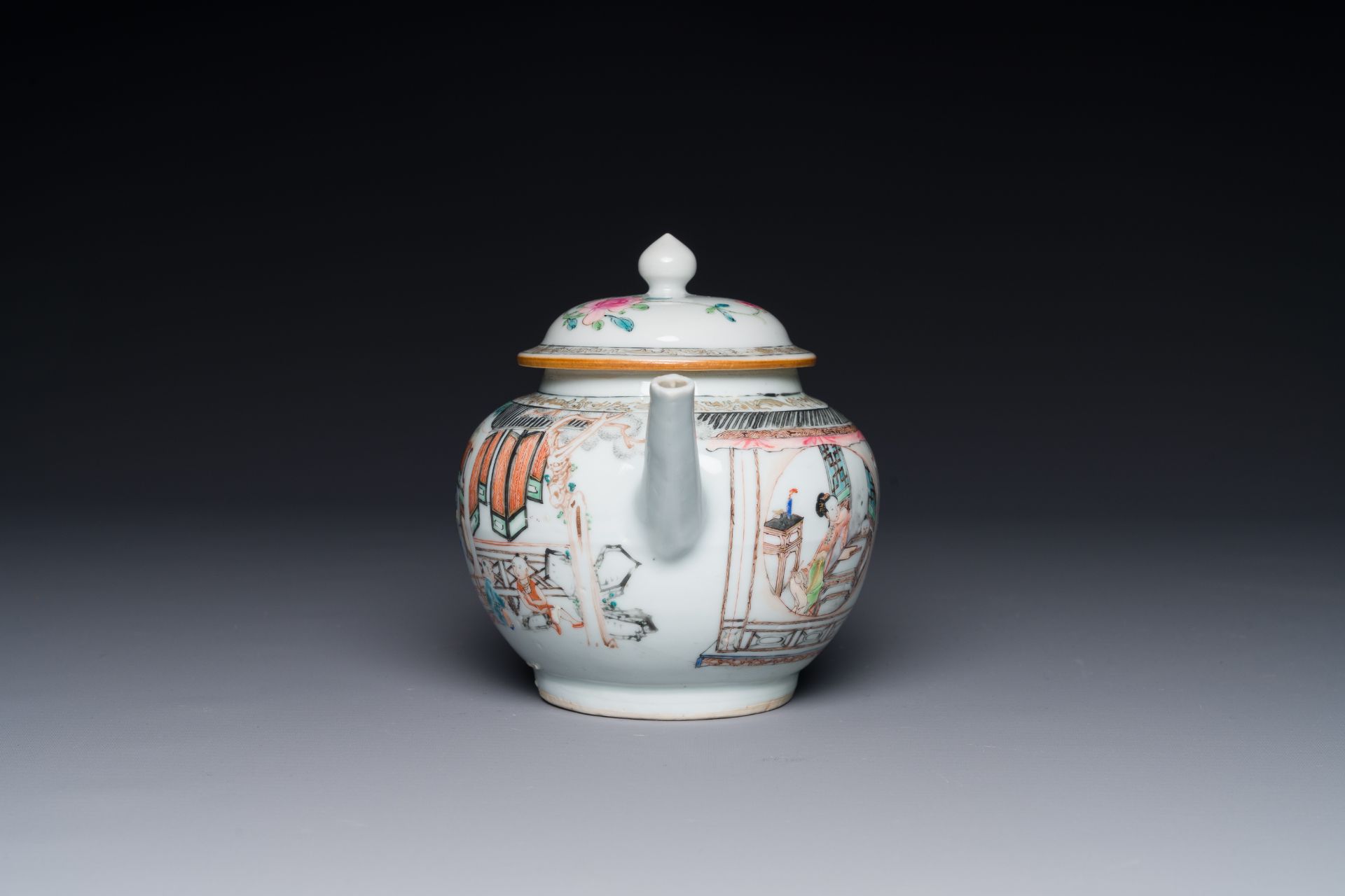 A Chinese famille rose teapot with court ladies and children, Yongzheng - Bild 6 aus 8