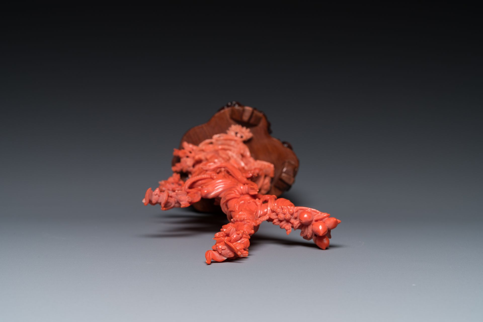 A Chinese red coral sculpture of Xiwangmu standing on a rock, 19/20th C. - Bild 6 aus 7