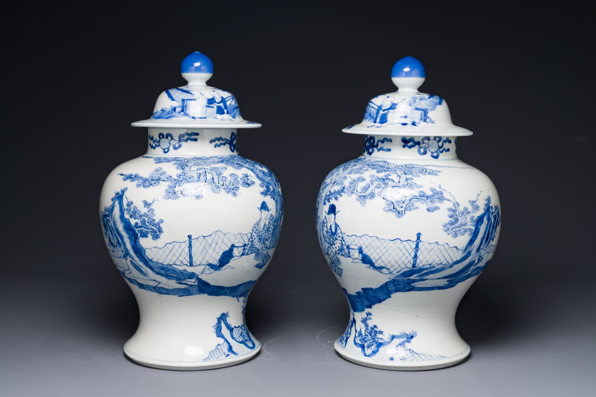 A pair of Chinese blue and white covered vases with figural design, 19th C. - Image 2 of 5