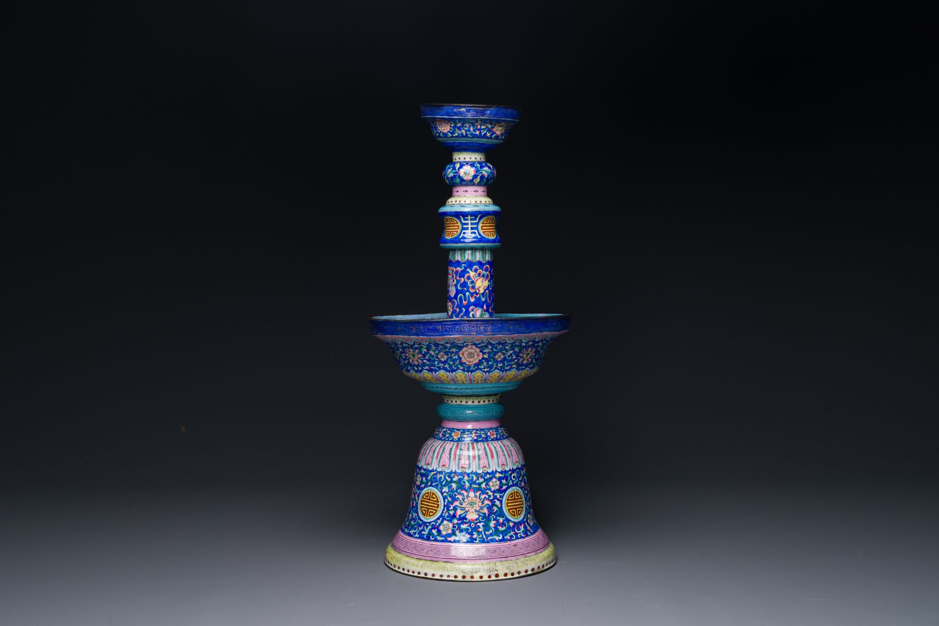A large Chinese Canton enamel blue-ground 'shou' candlestick, Qianlong/Jiaqing - Bild 2 aus 5
