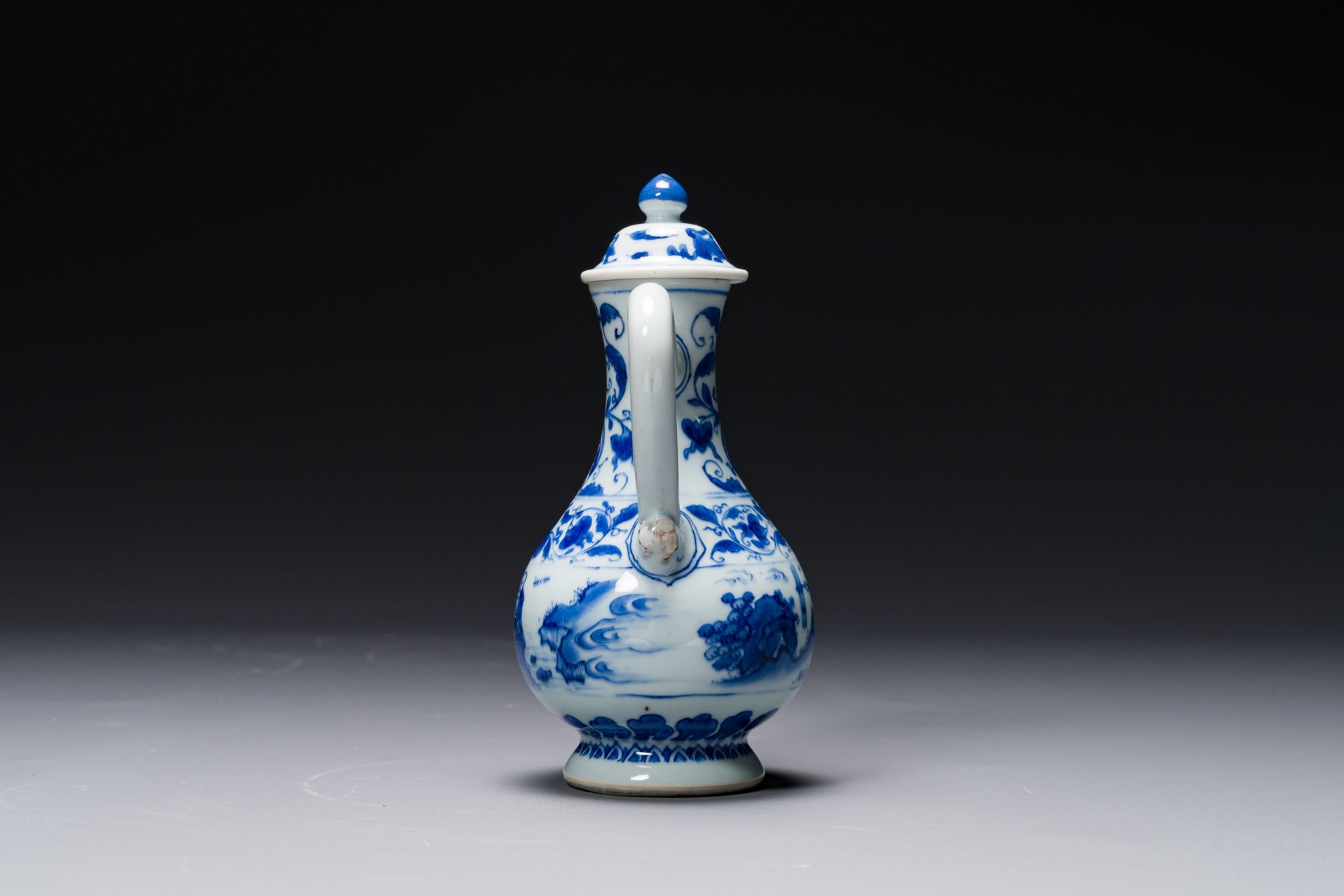 A Chinese blue and white 'fisherman and woodcutter' ewer and cover, Transitional period - Bild 2 aus 6