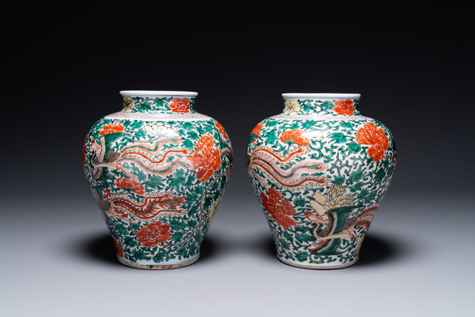 A pair of Chinese wucai 'phoenix and peony scroll' vases, Transitional period - Bild 4 aus 6