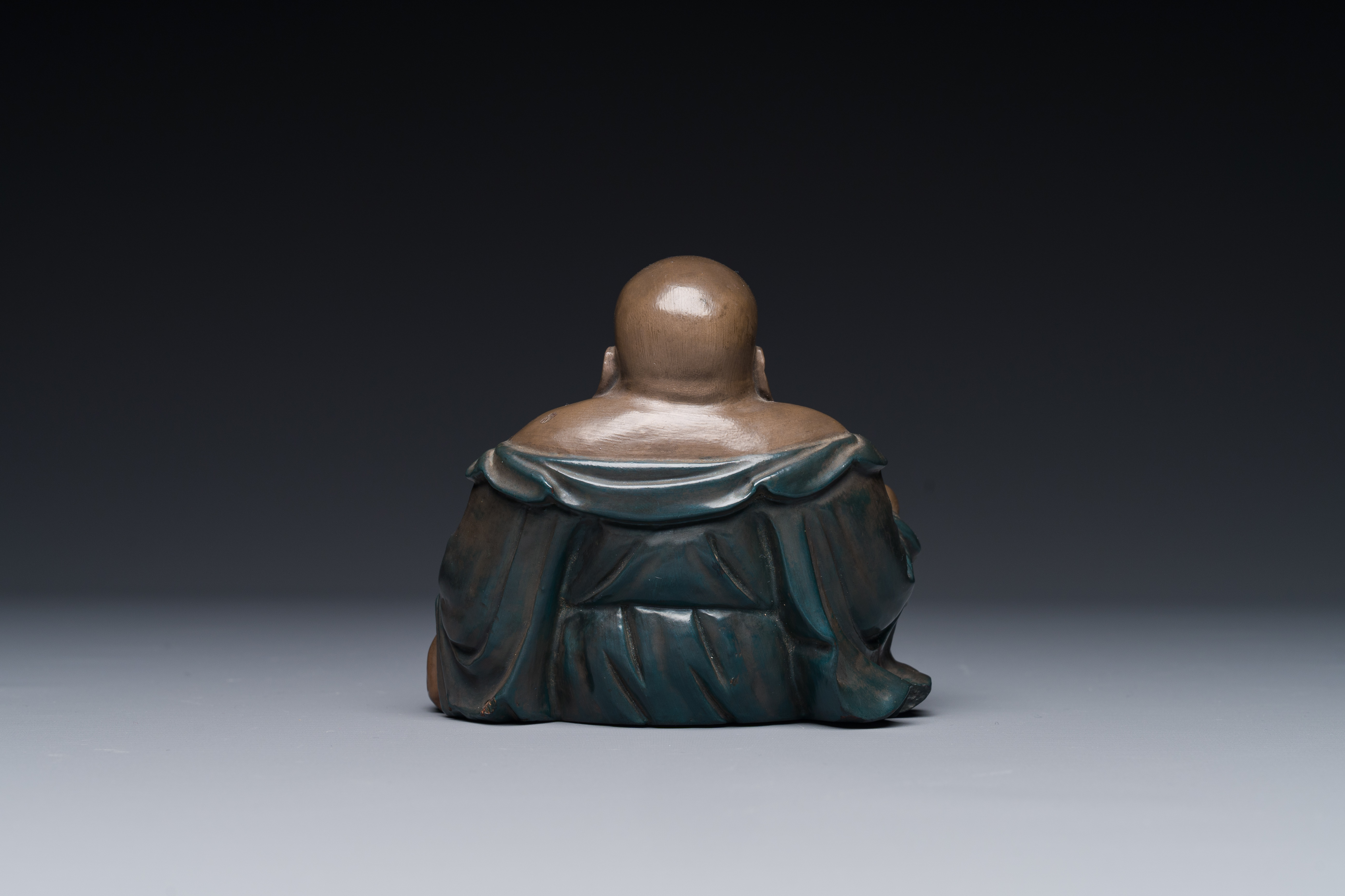 A Chinese Foochow lacquer Buddha on stand, ca. 1900 - Image 4 of 5