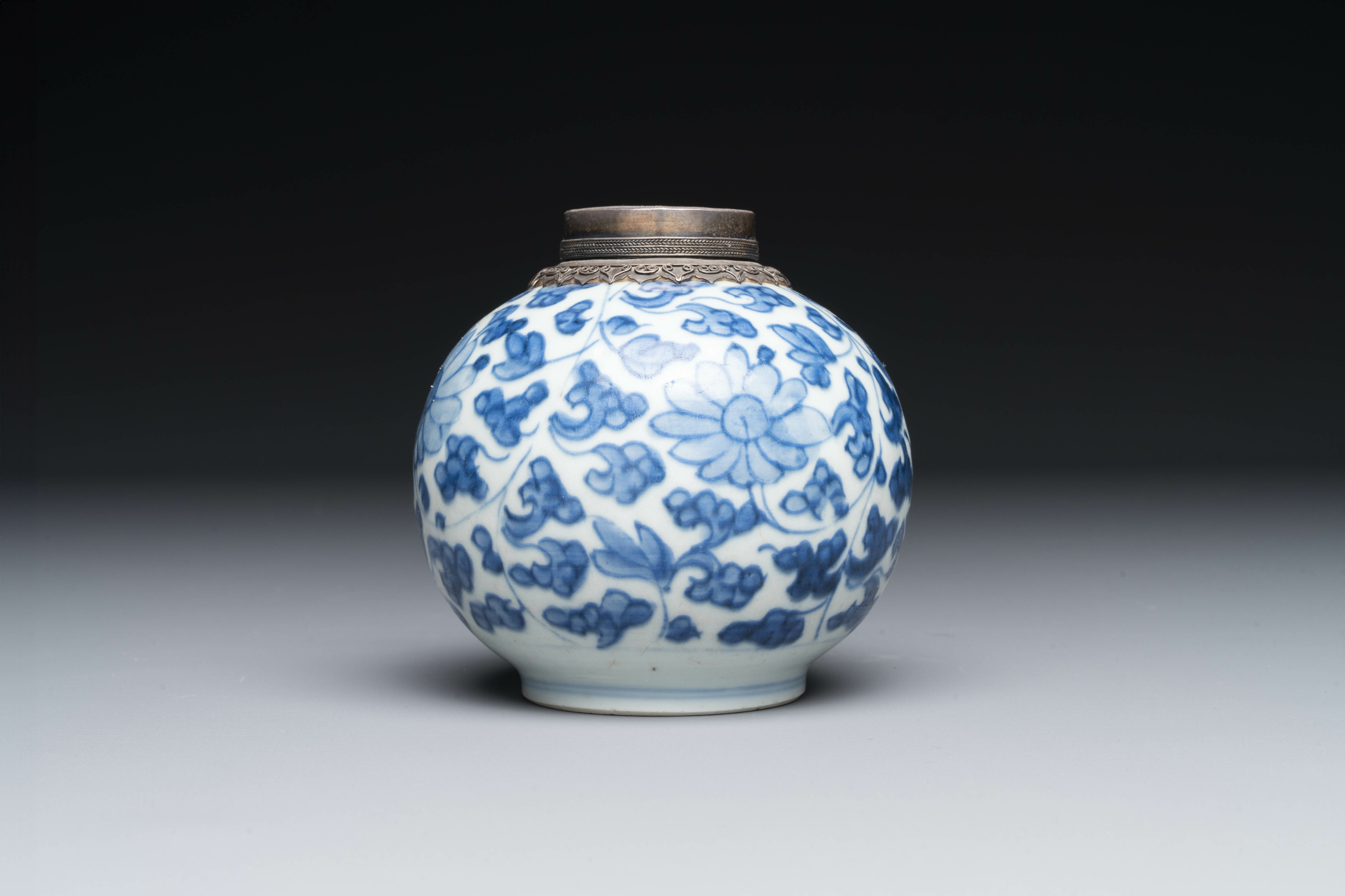 A varied collection of seven pieces of Chinese porcelain and Canton enamel, Kangxi and later - Image 11 of 19