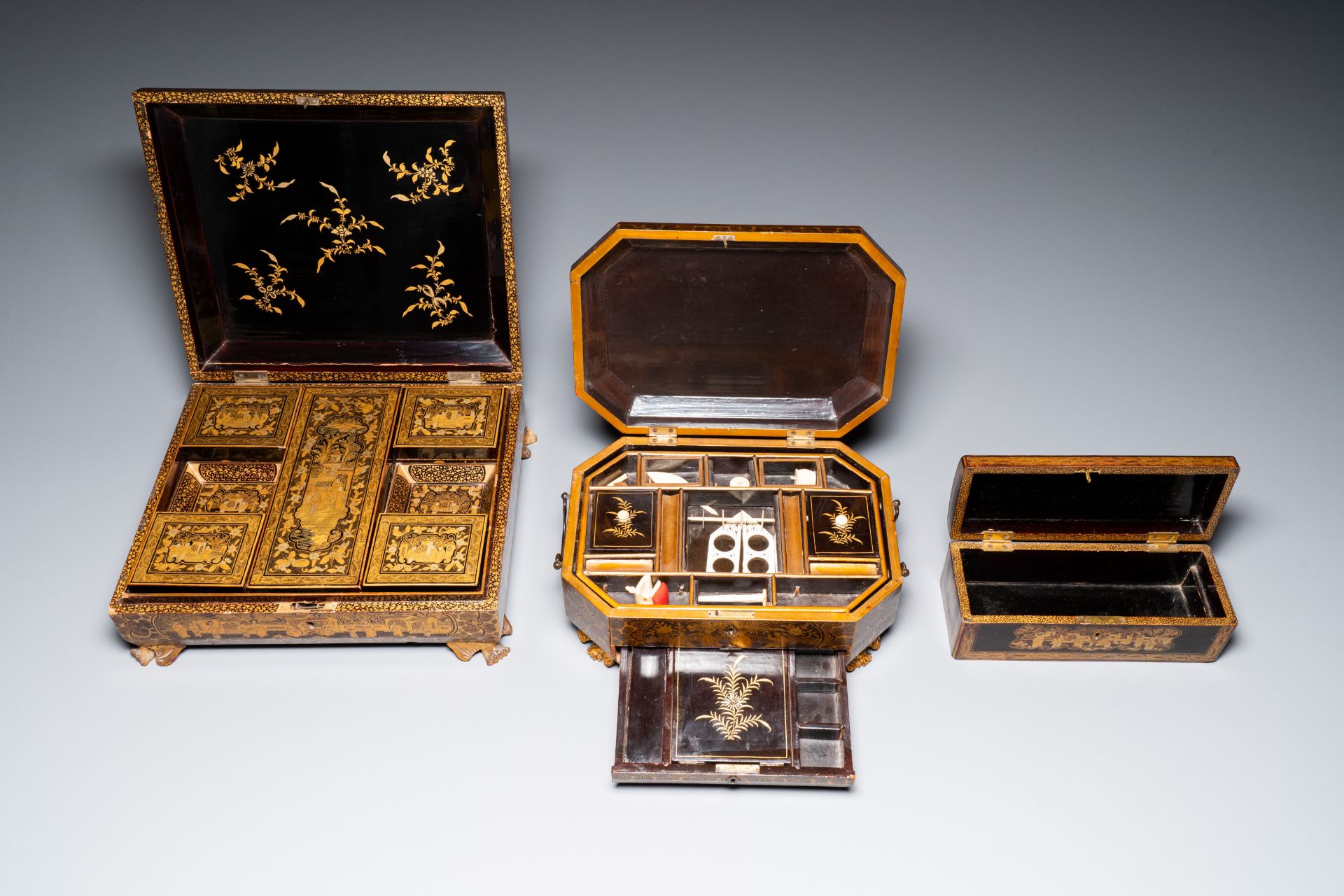 A large Chinese Canton gilt black lacquer tray, thee boxes and a fan, 19th C. - Bild 15 aus 17