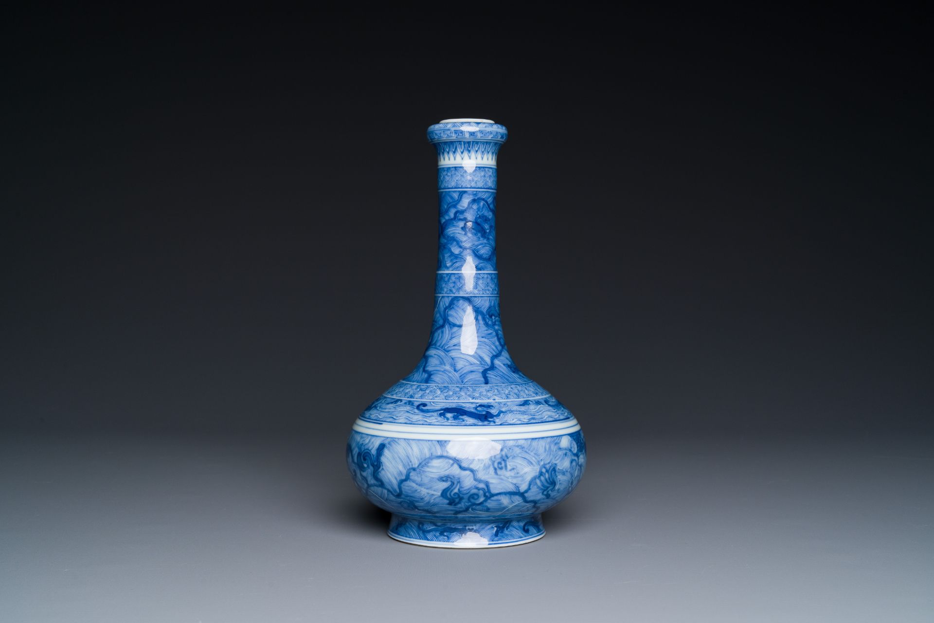 An exceptional Chinese blue and white 'mythic animals' garlic-mouth bottle vase on wooden stand, Kan - Bild 4 aus 10