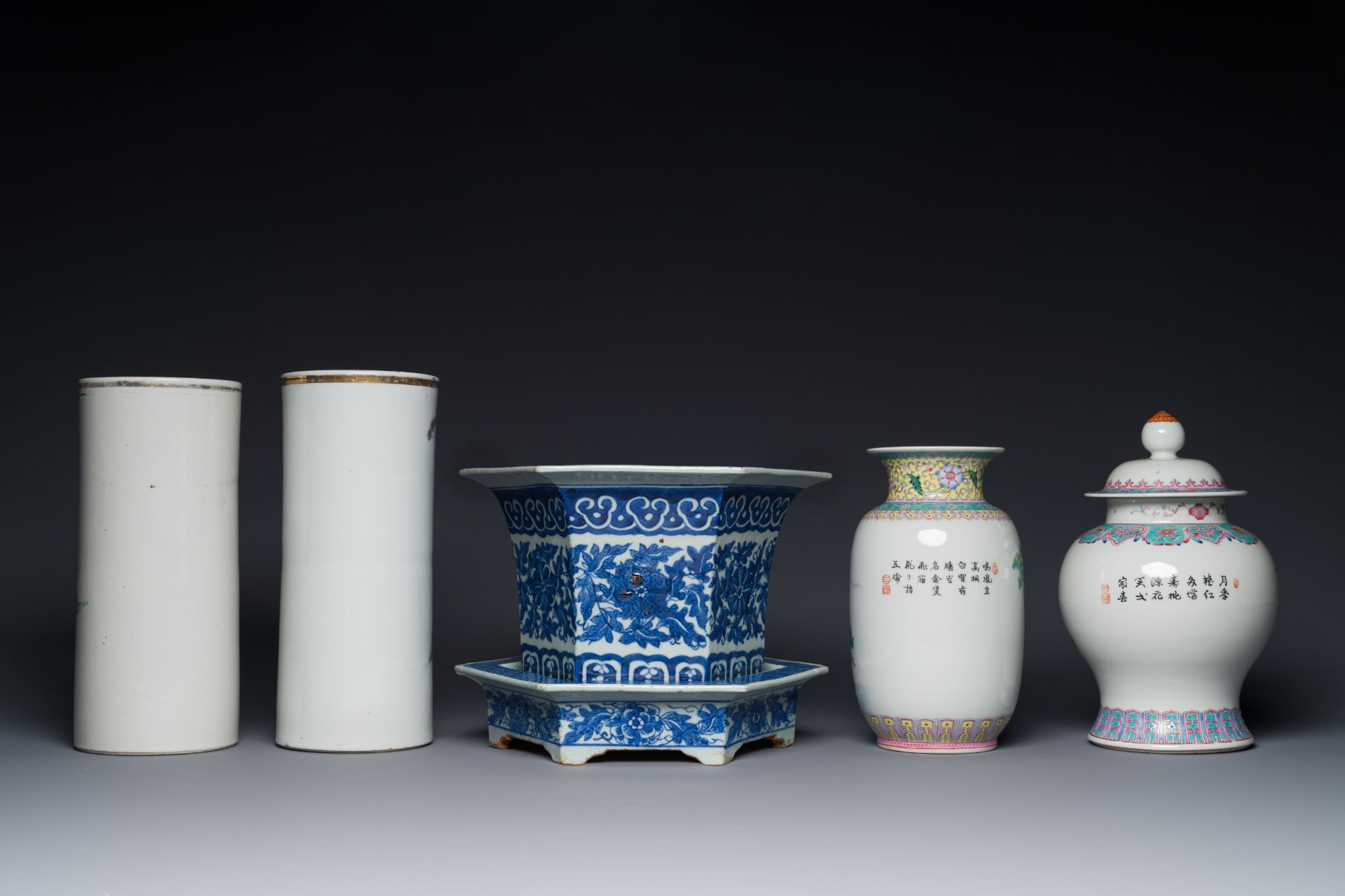 Two Chinese qianjiang cai hat stands, a blue and white jardiniere on stand, a famille rose vase and - Bild 3 aus 5