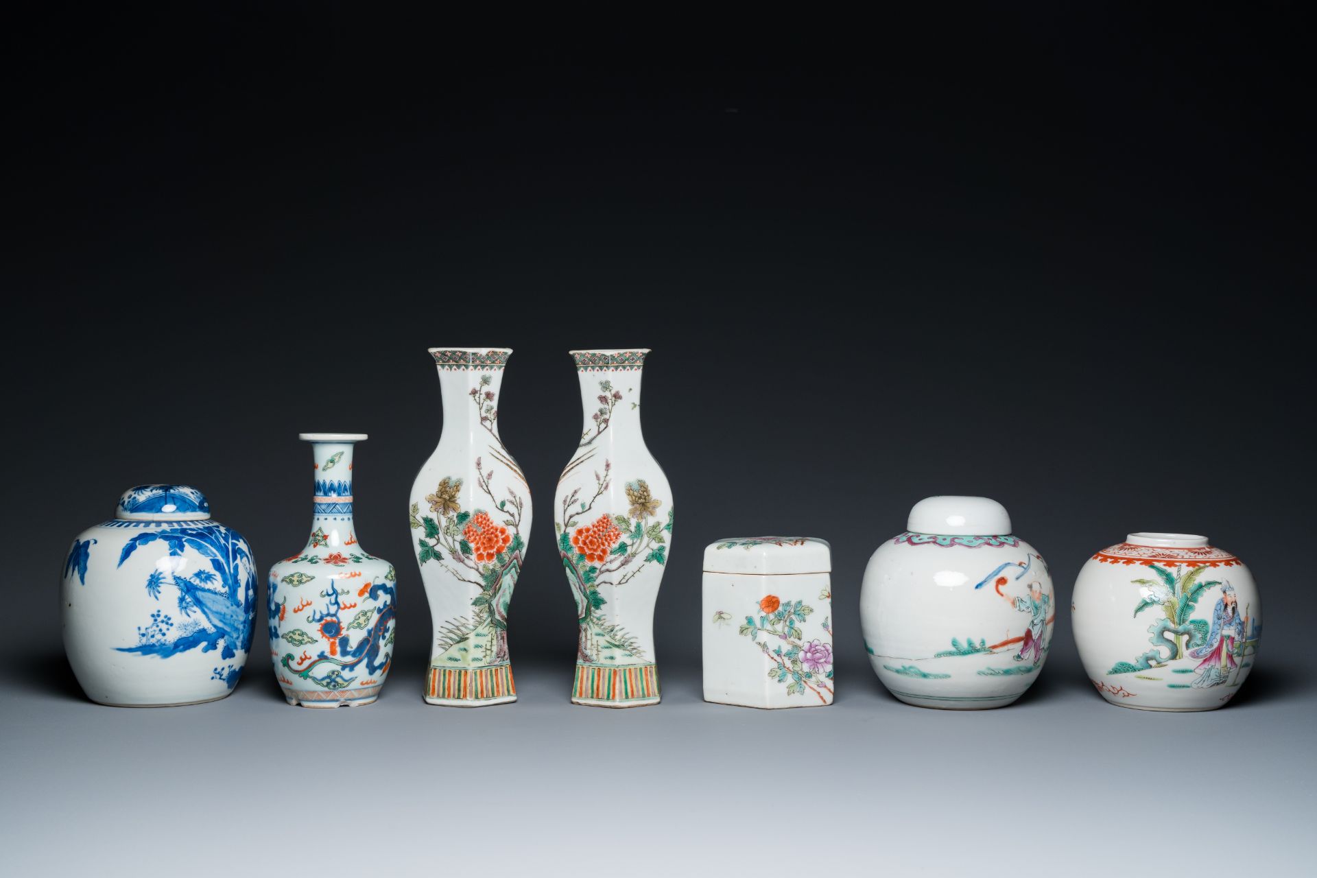 Six various Chinese porcelain vases and a covered jar, 19/20th C. - Bild 5 aus 9