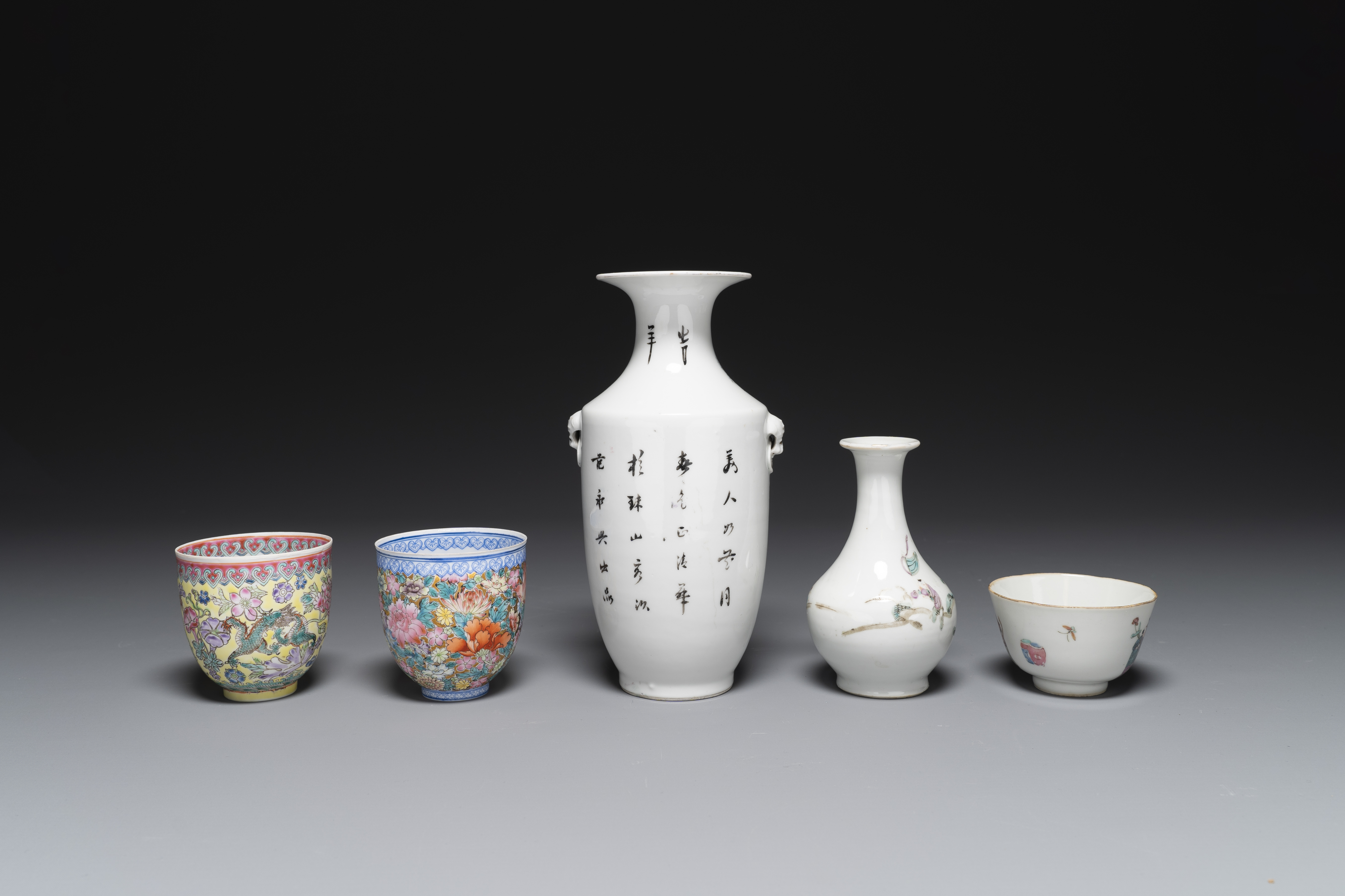 A varied collection of Chinese famille rose and qianjiang cai porcelain, 19/20th C. - Image 3 of 10