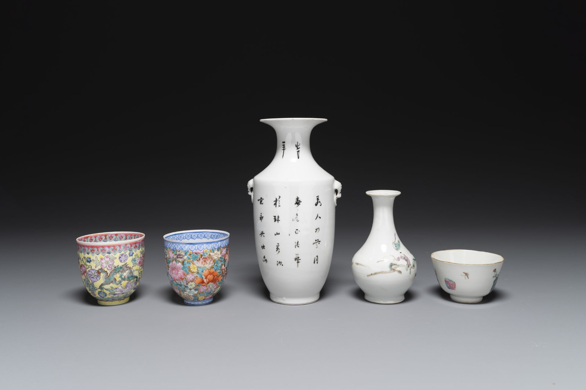 A varied collection of Chinese famille rose and qianjiang cai porcelain, 19/20th C. - Bild 3 aus 10