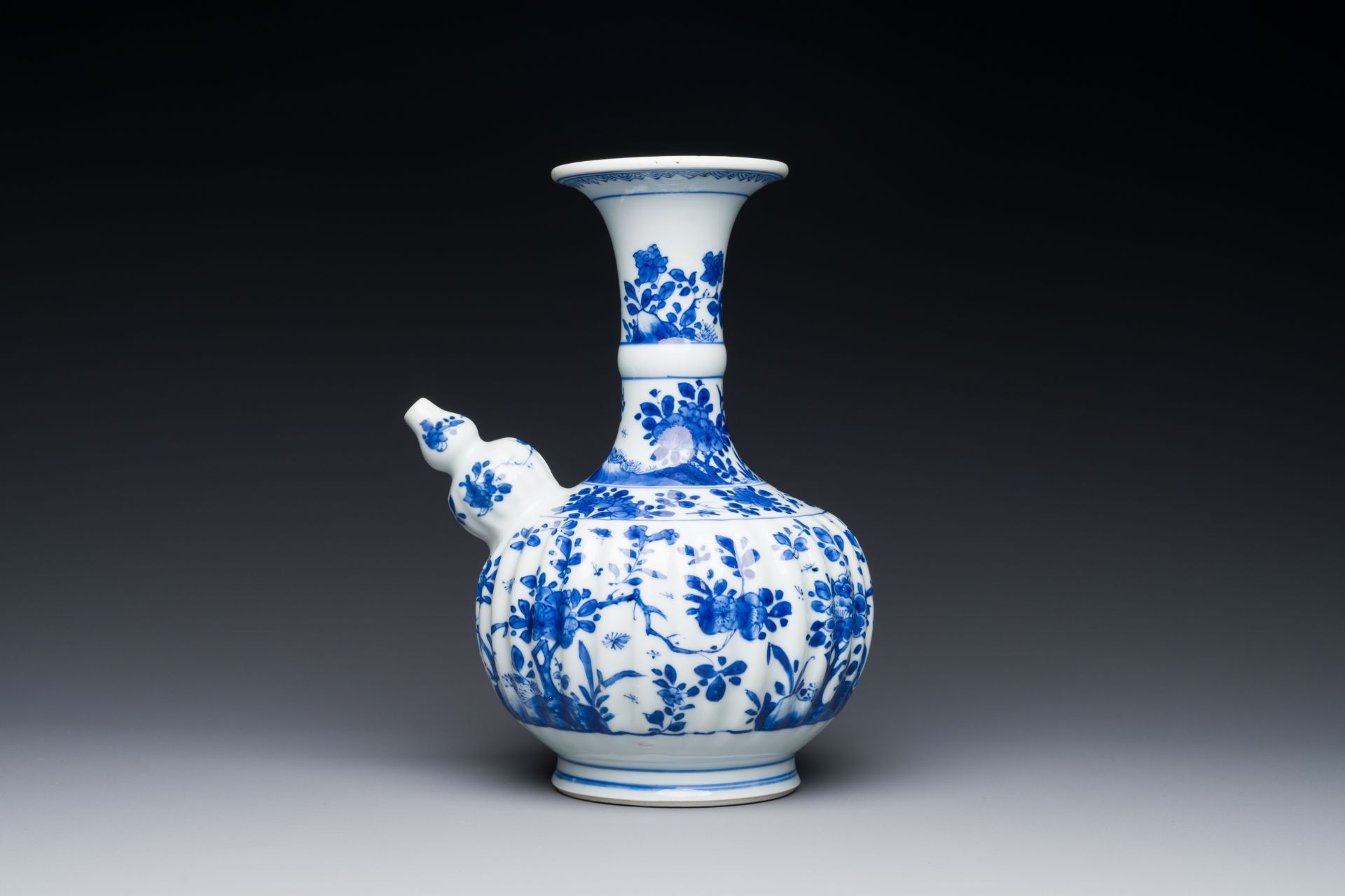 A Chinese blue and white kendi with floral design, Kangxi - Bild 2 aus 7