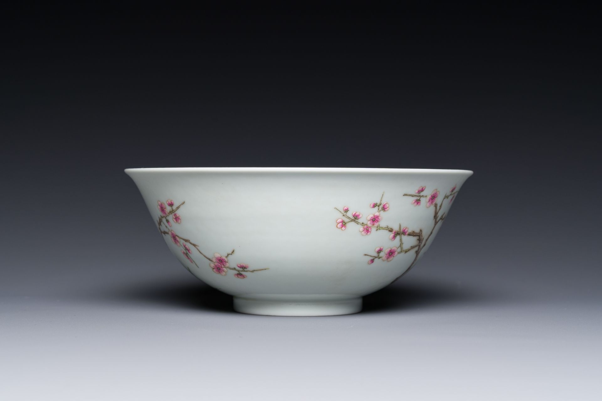 A Chinese famille rose 'plum blossom' bowl, Shen De Tang Zhi æ…Žå¾·å ‚è£½ mark, 19/20th C. - Image 4 of 7