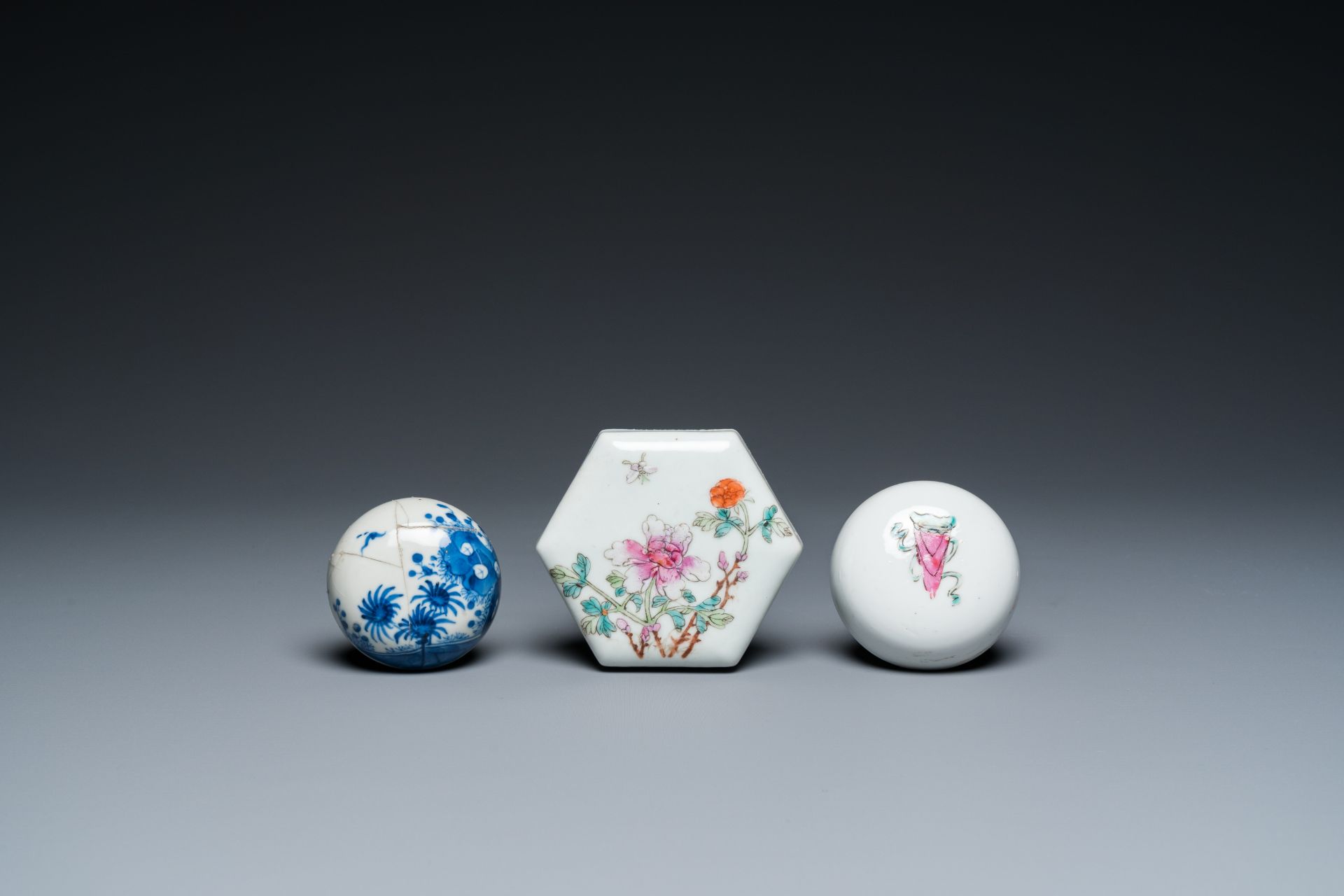 Six various Chinese porcelain vases and a covered jar, 19/20th C. - Bild 8 aus 9
