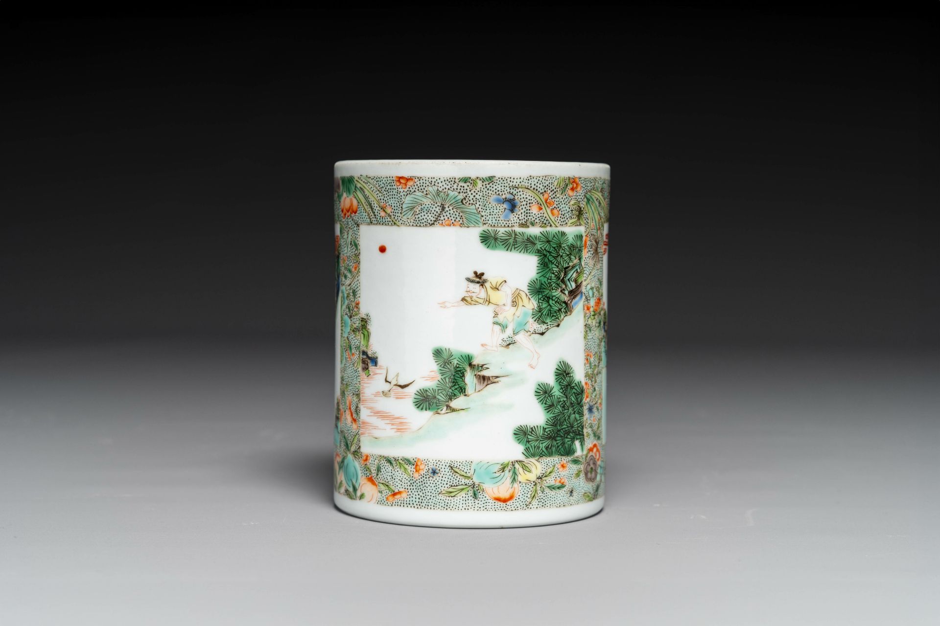 A Chinese famille verte brush pot with figural design, 19th C. - Image 2 of 5