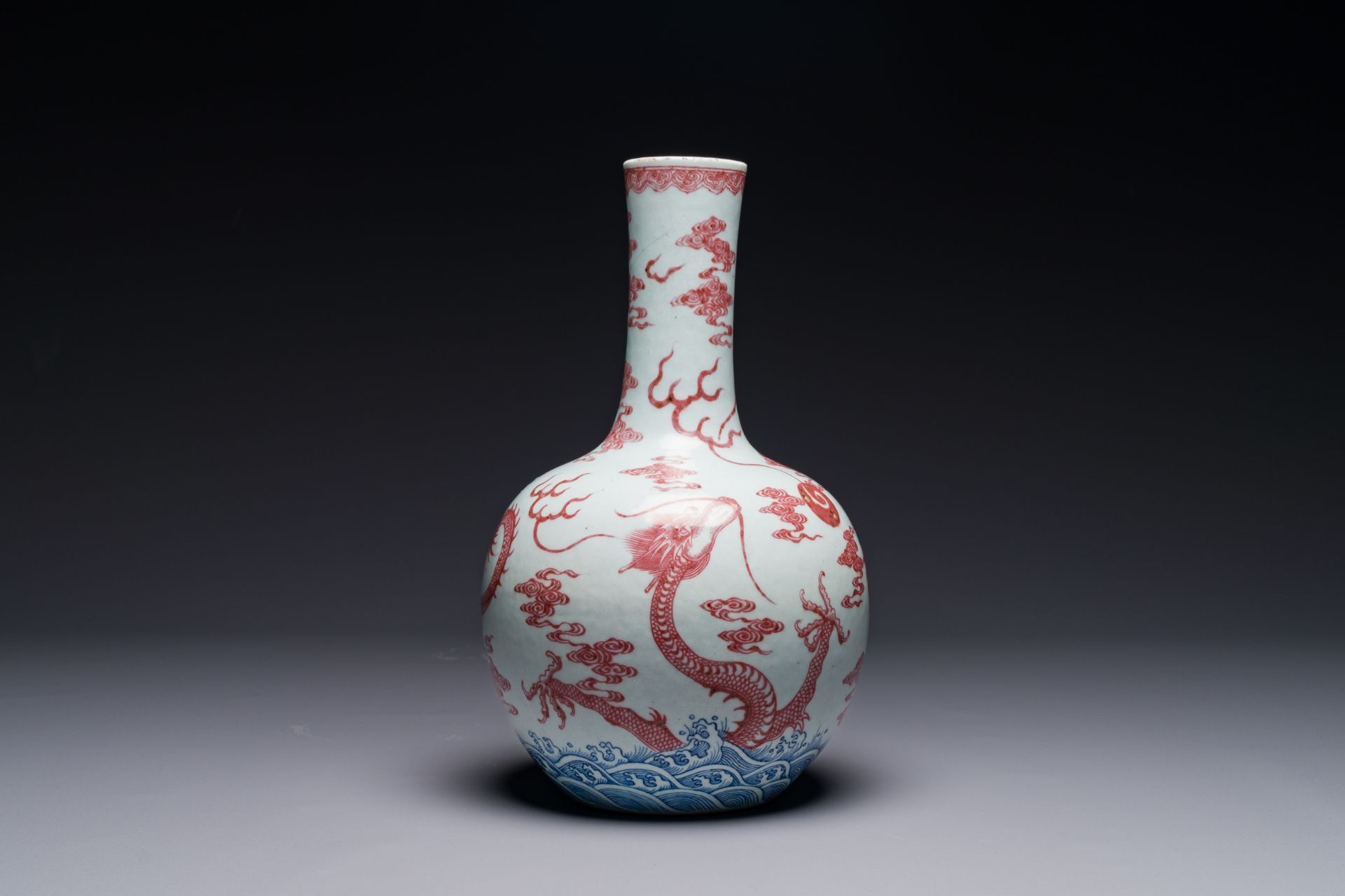 A Chinese blue, white and copper-red 'dragon' tianqiu ping' vase, 18th C. - Bild 4 aus 7