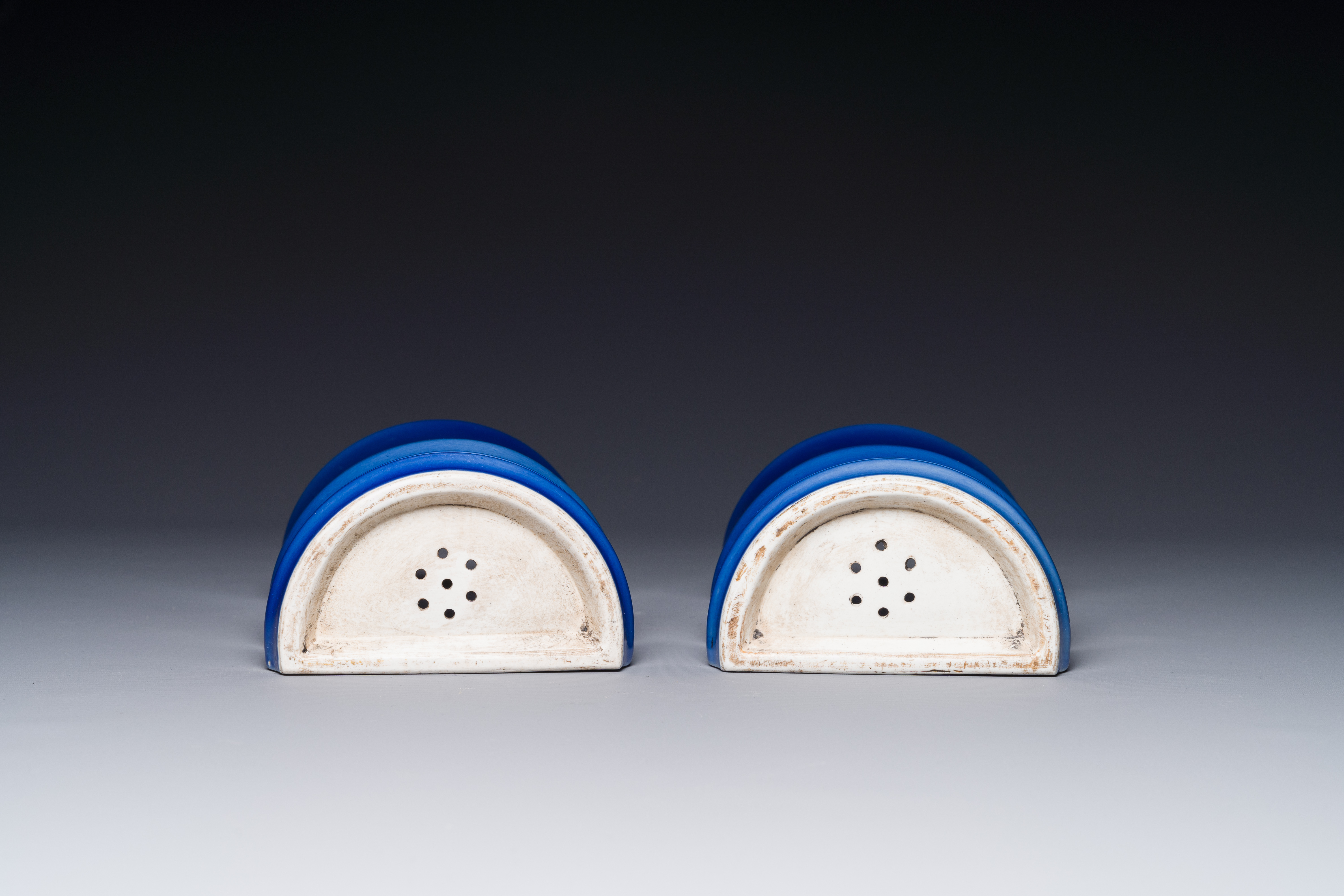 A pair of Chinese monochrome blue-glazed wall pocket vases, 19/20th C. - Image 3 of 3