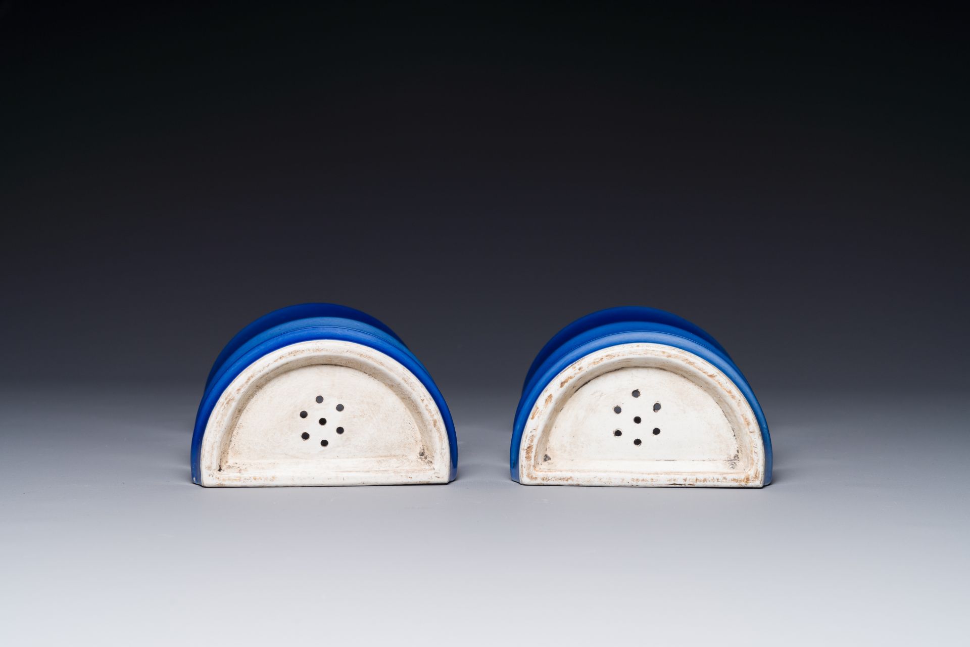 A pair of Chinese monochrome blue-glazed wall pocket vases, 19/20th C. - Bild 3 aus 3