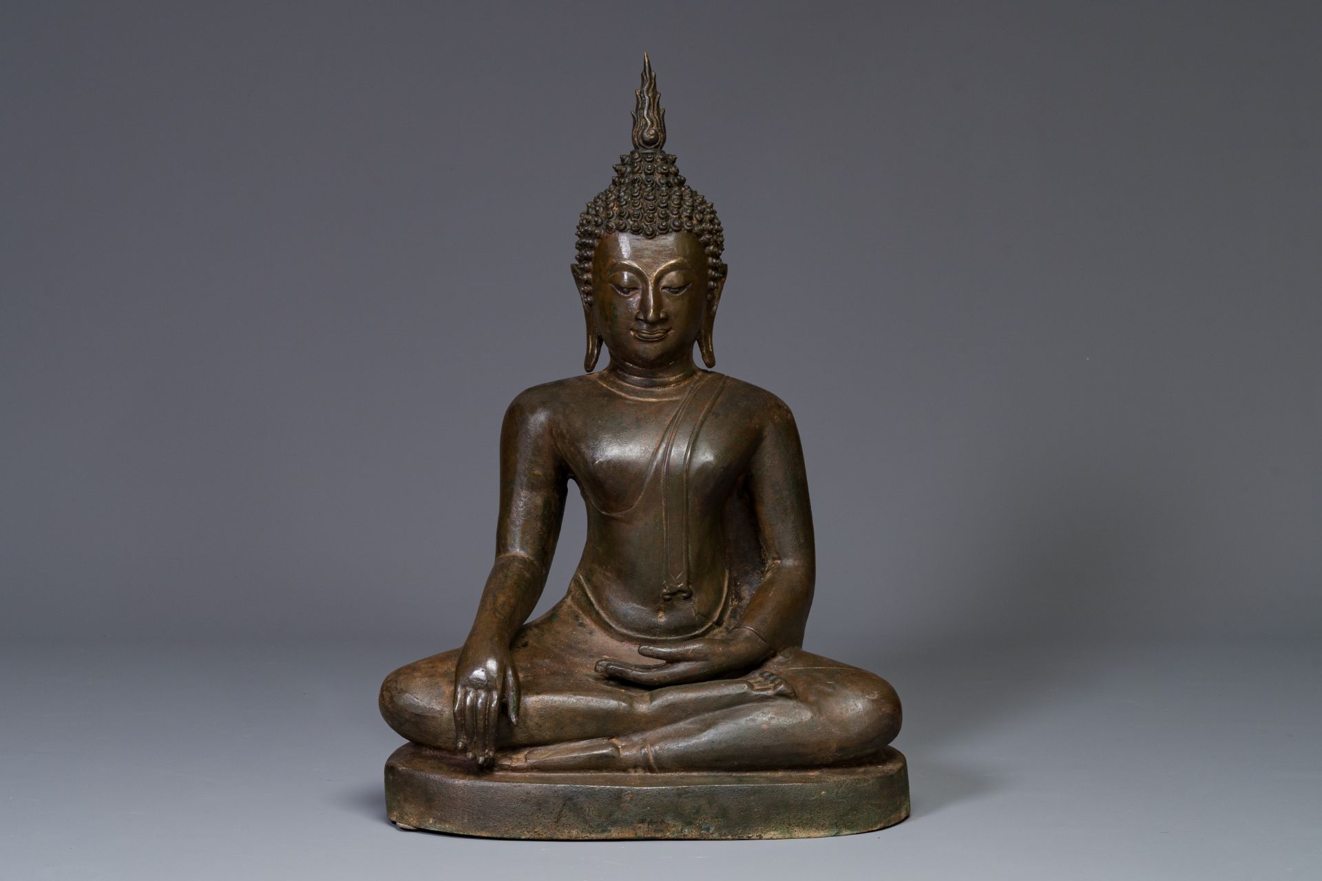 A Thai bronze Buddha in bhumisparsha mudra, 18/19th C. - Image 3 of 18