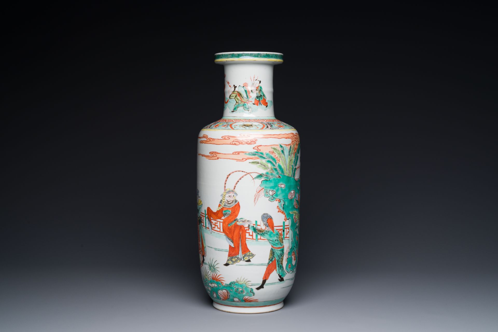 A Chinese famille verte rouleau vase with narrative design, 19th C. - Bild 4 aus 8