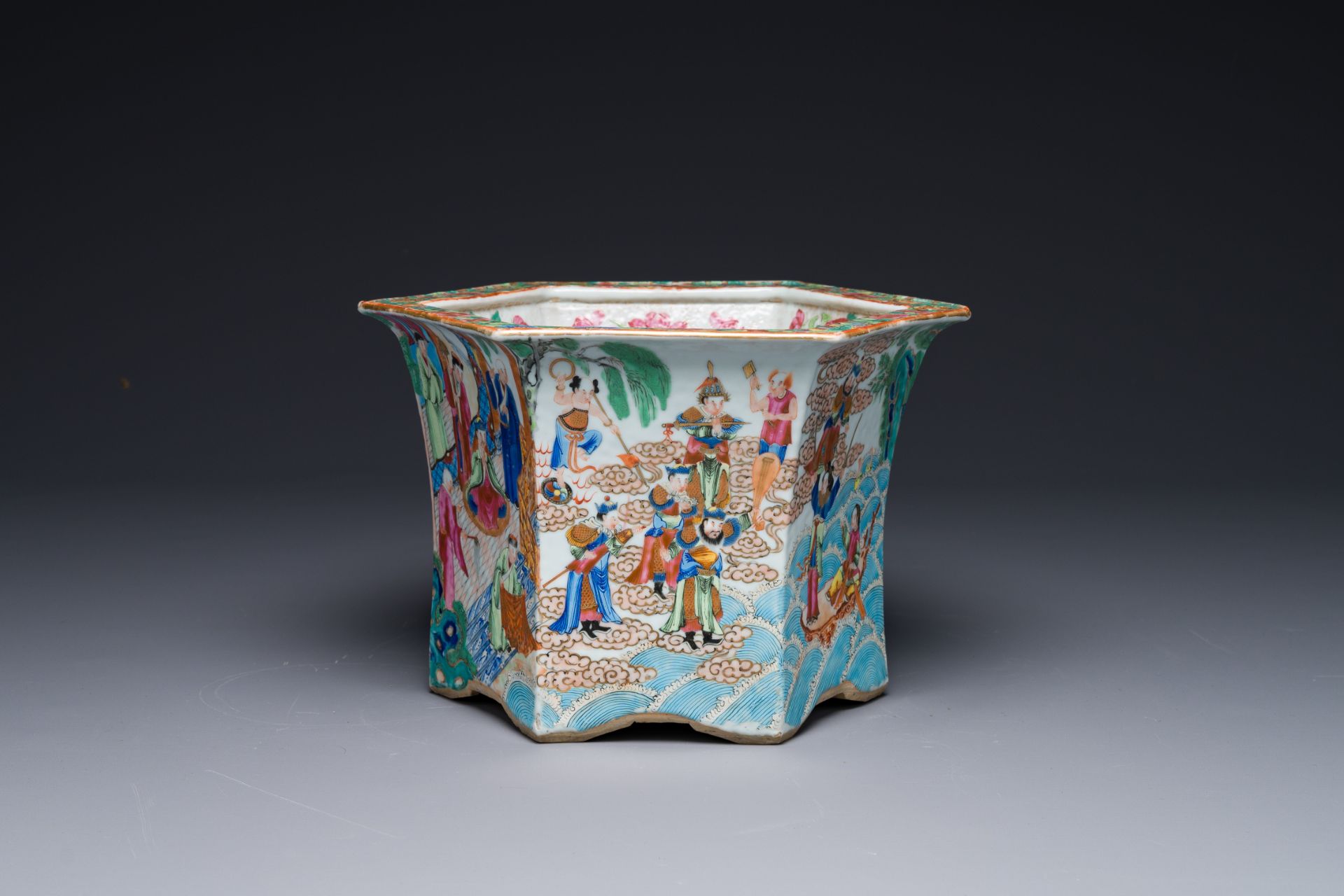 A very fine hexagonal Chinese Canton famille rose jardiniere, 19th C. - Bild 5 aus 9