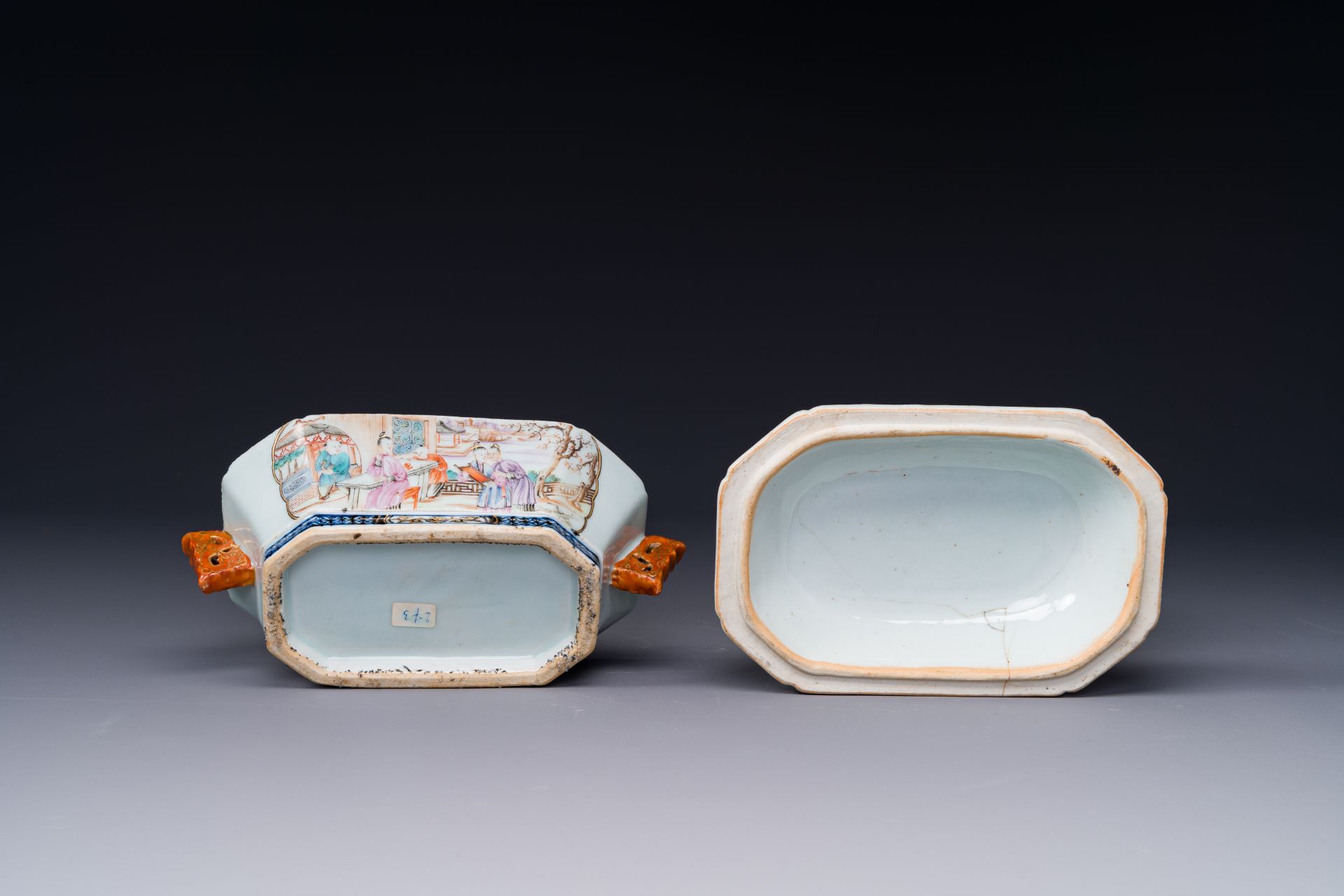 A Chinese Canton famille rose 'mandarin subject' tureen and cover on stand and a teapot and cover, Q - Bild 8 aus 14