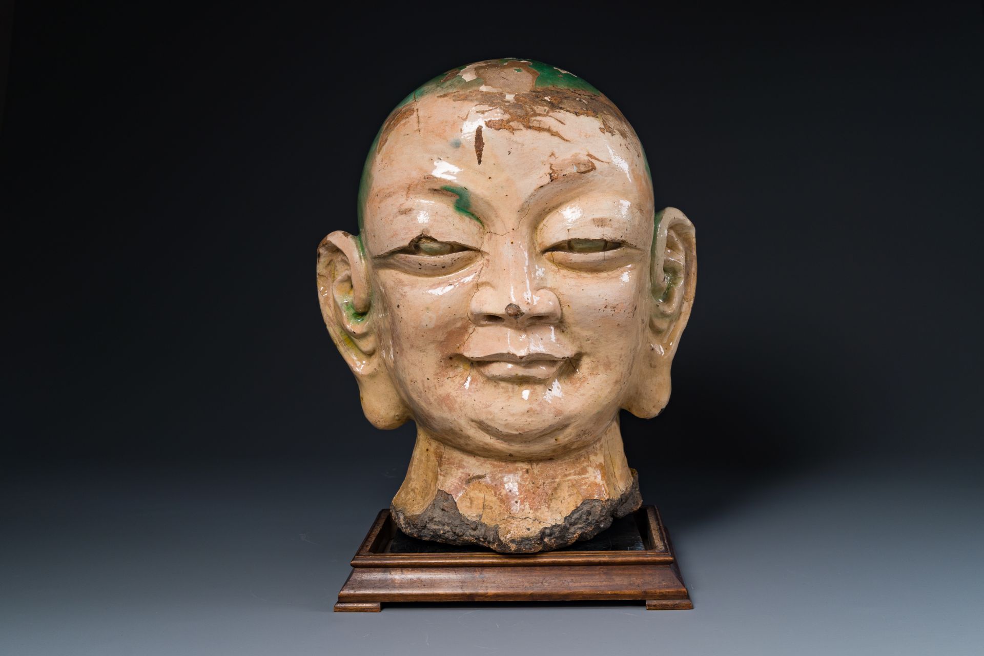 An imposing Chinese sancai glazed stoneware head of a monk, Yuan/Ming - Image 2 of 7