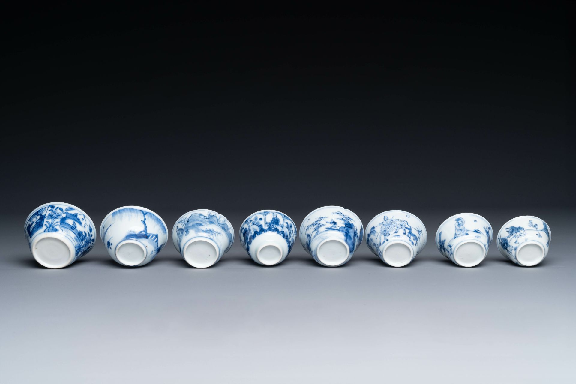 Thirteen Chinese blue and white saucers and twelve cups with figural design, Kangxi/Yongzheng - Image 7 of 11