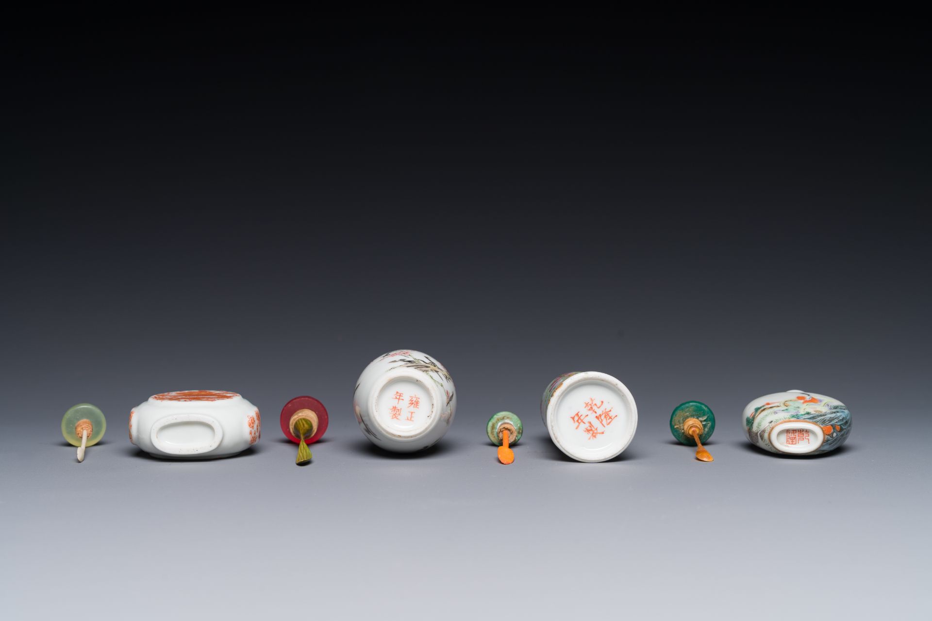 Four Chinese famille rose and iron-red snuff bottles, Qianlong and Yongzheng mark, 19/20th C. - Bild 3 aus 3