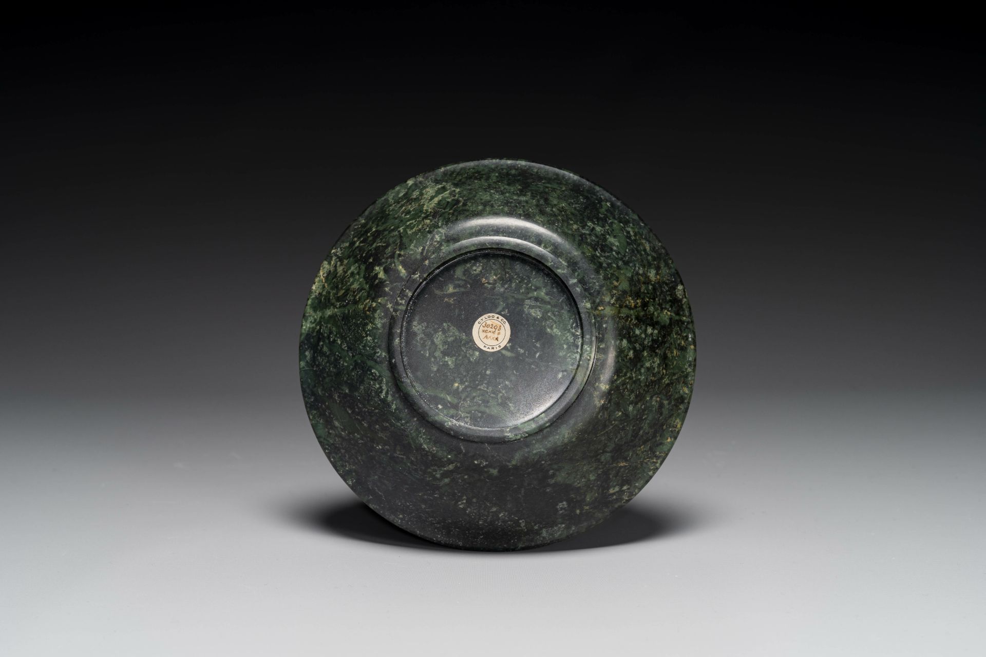 A Chinese dark green jade bowl, 18th C. - Bild 7 aus 7