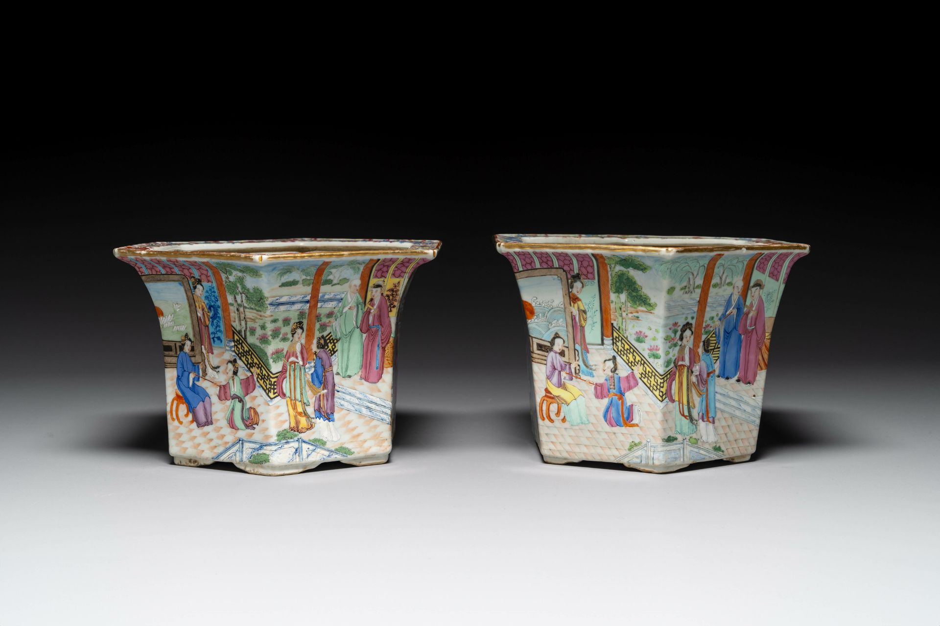 A pair of hexagonal Chinese Canton famille rose jardinieres on stands, 19th C. - Bild 3 aus 9