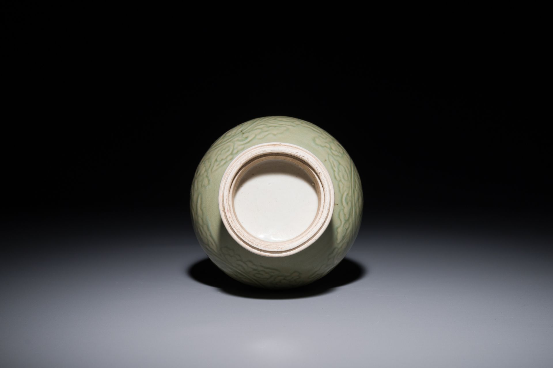 A Chinese monochrome celadon-glazed vase with anhua floral design, Kangxi - Bild 3 aus 3
