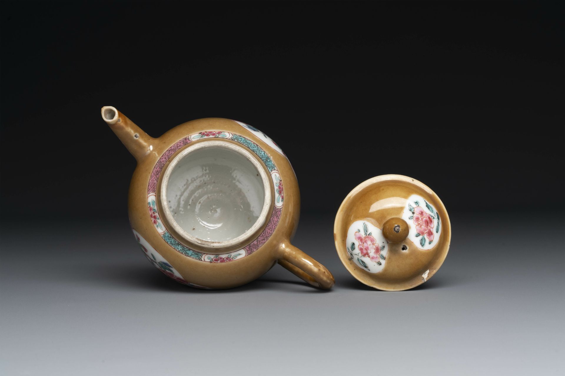 A varied collection of Chinese famille rose and verte porcelain, 18/19th C. - Bild 14 aus 19