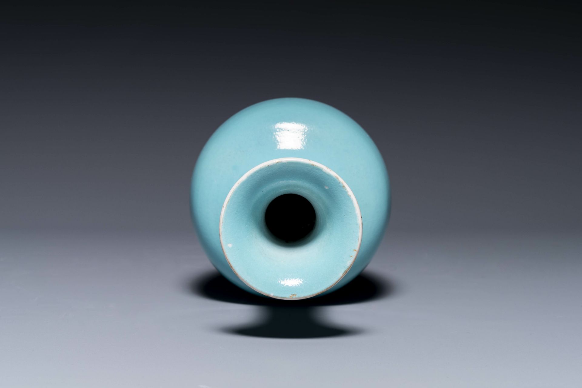 A Chinese monochrome turquoise-glazed vase, Qianlong mark and of the period - Bild 3 aus 4