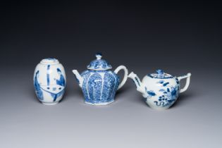 A Chinese blue and white tea caddy and two teapots, Kangxi/Qianlong