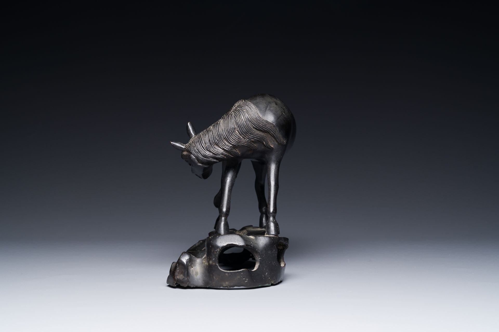 A rare Chinese bronze sculpture of a horse, Ming - Image 3 of 7