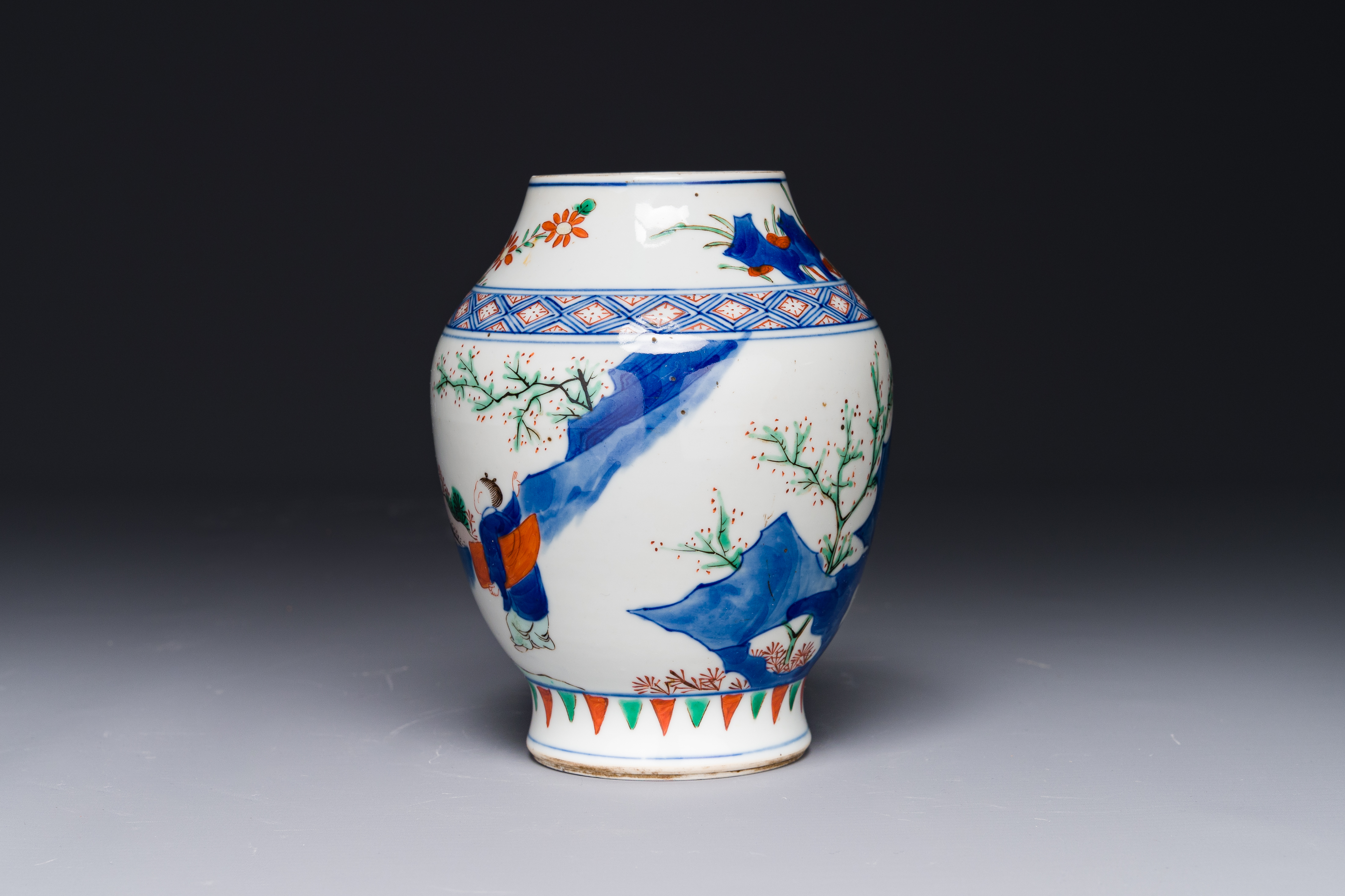 A Chinese wucai vase with figures and calligraphy, Transitional period - Image 4 of 6